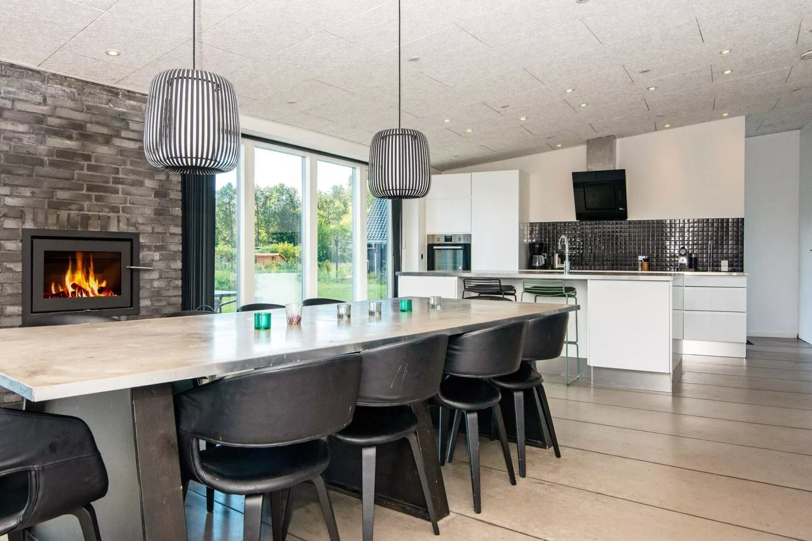 Luxe Lakeside Retreat met Spa-By Traum-Binnen