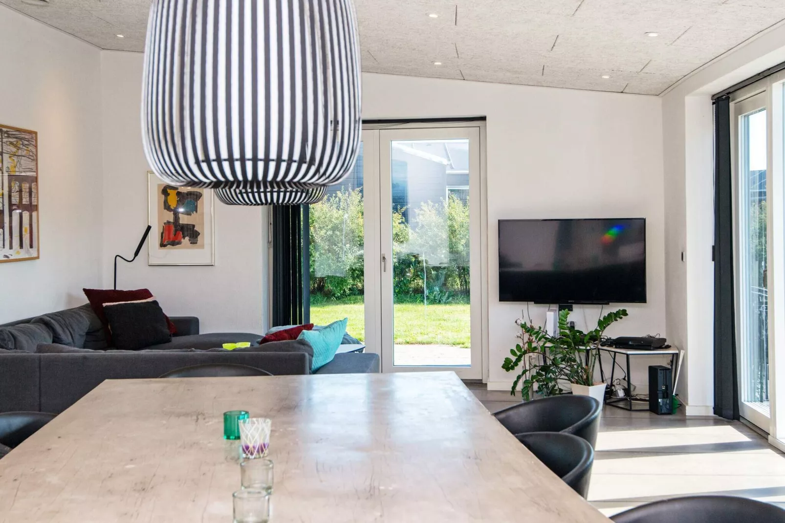 Luxe Lakeside Retreat met Spa-By Traum-Binnen