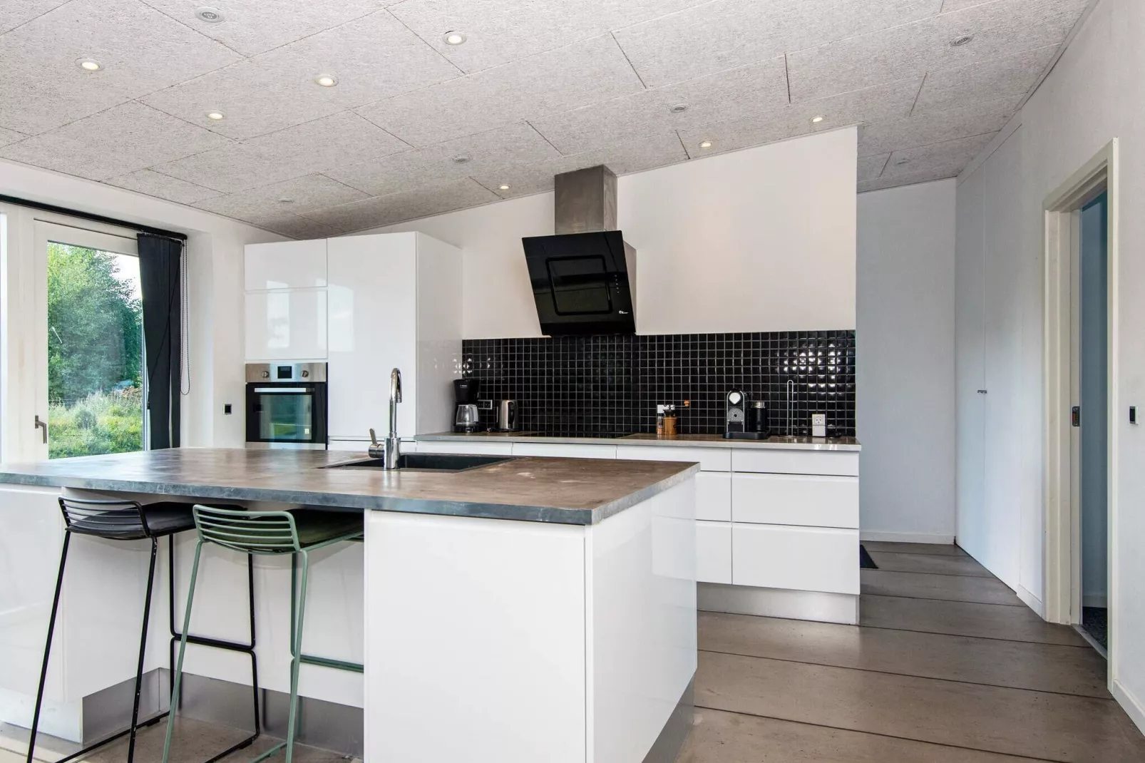 Luxe Lakeside Retreat met Spa-By Traum-Binnen