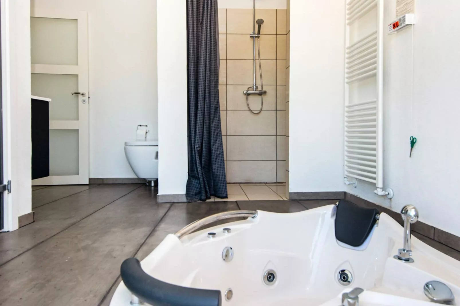 Luxe Lakeside Retreat met Spa-By Traum-Binnen
