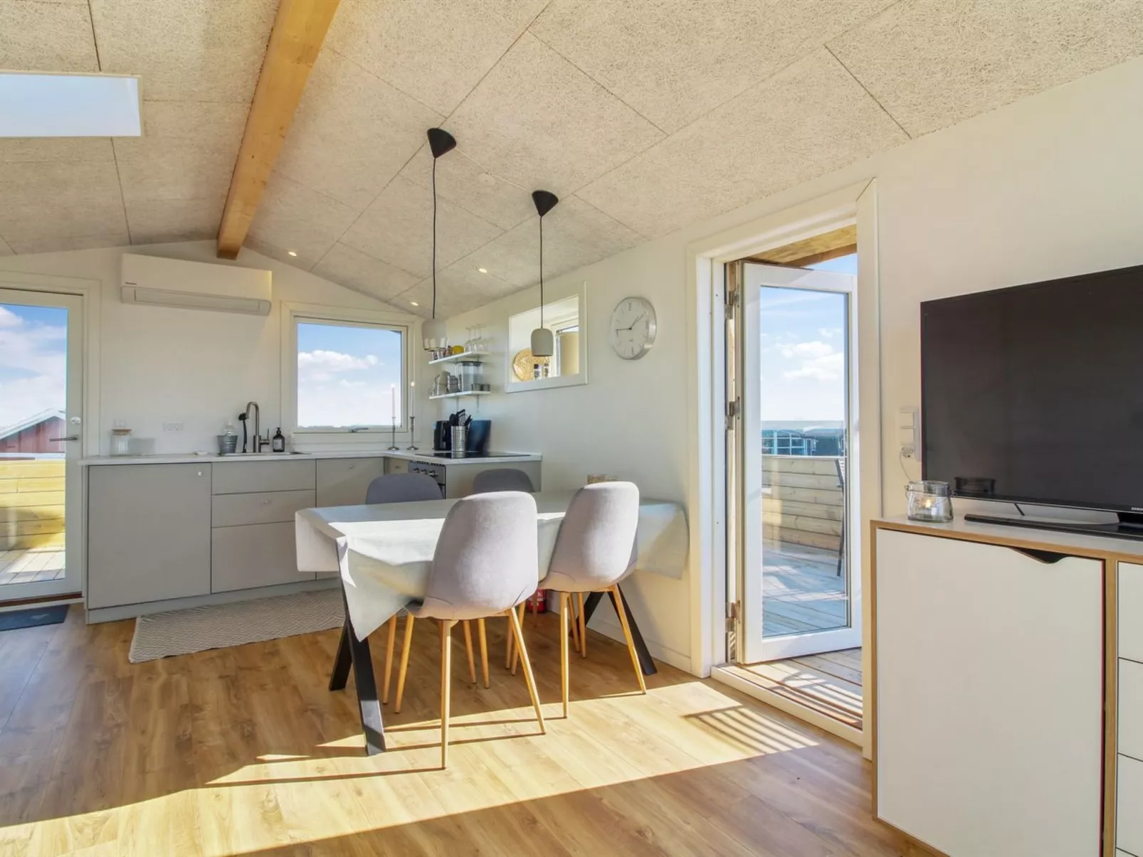 "Fatlinda" - 50m from the sea-Binnen