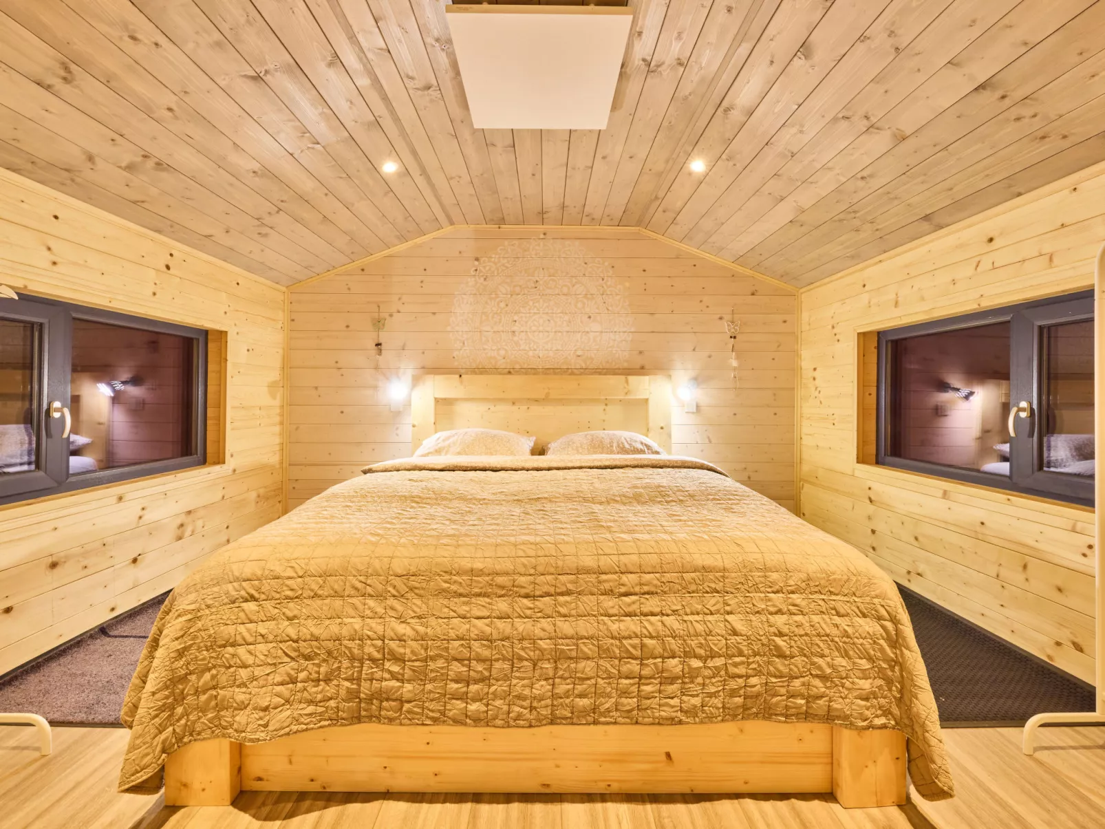 Luxe Timber Lodge & Yoga Loft-Binnen