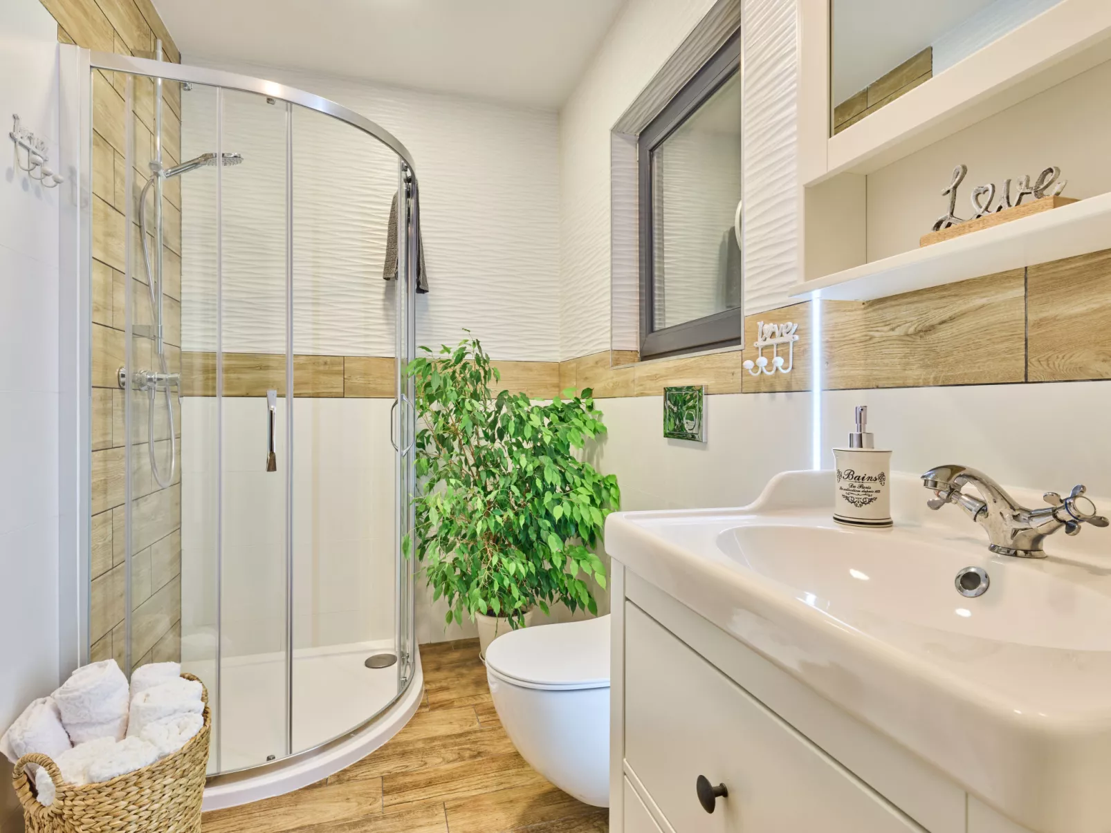 Luxe Timber Lodge & Yoga Loft-Binnen