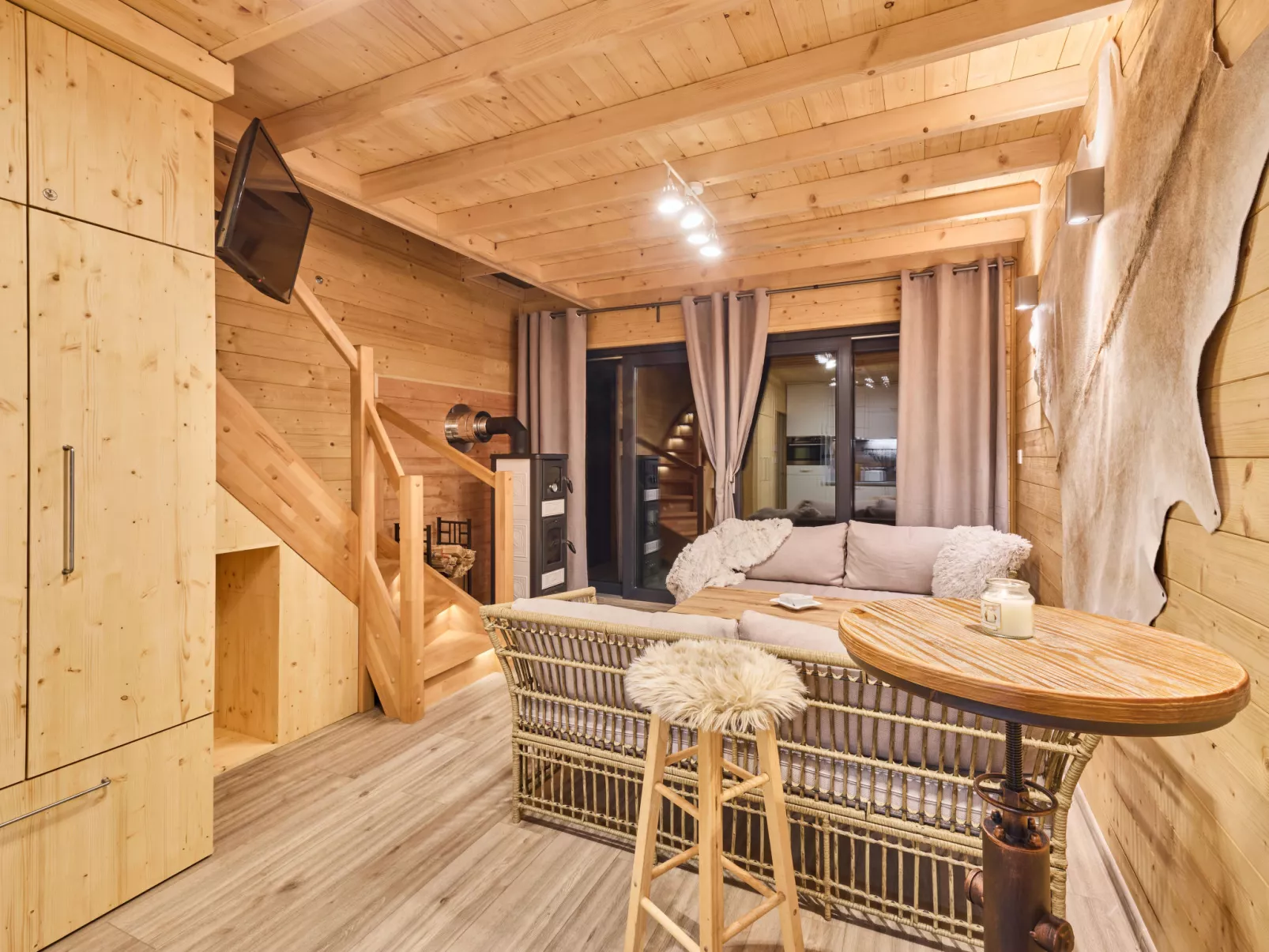 Luxe Timber Lodge & Yoga Loft-Binnen