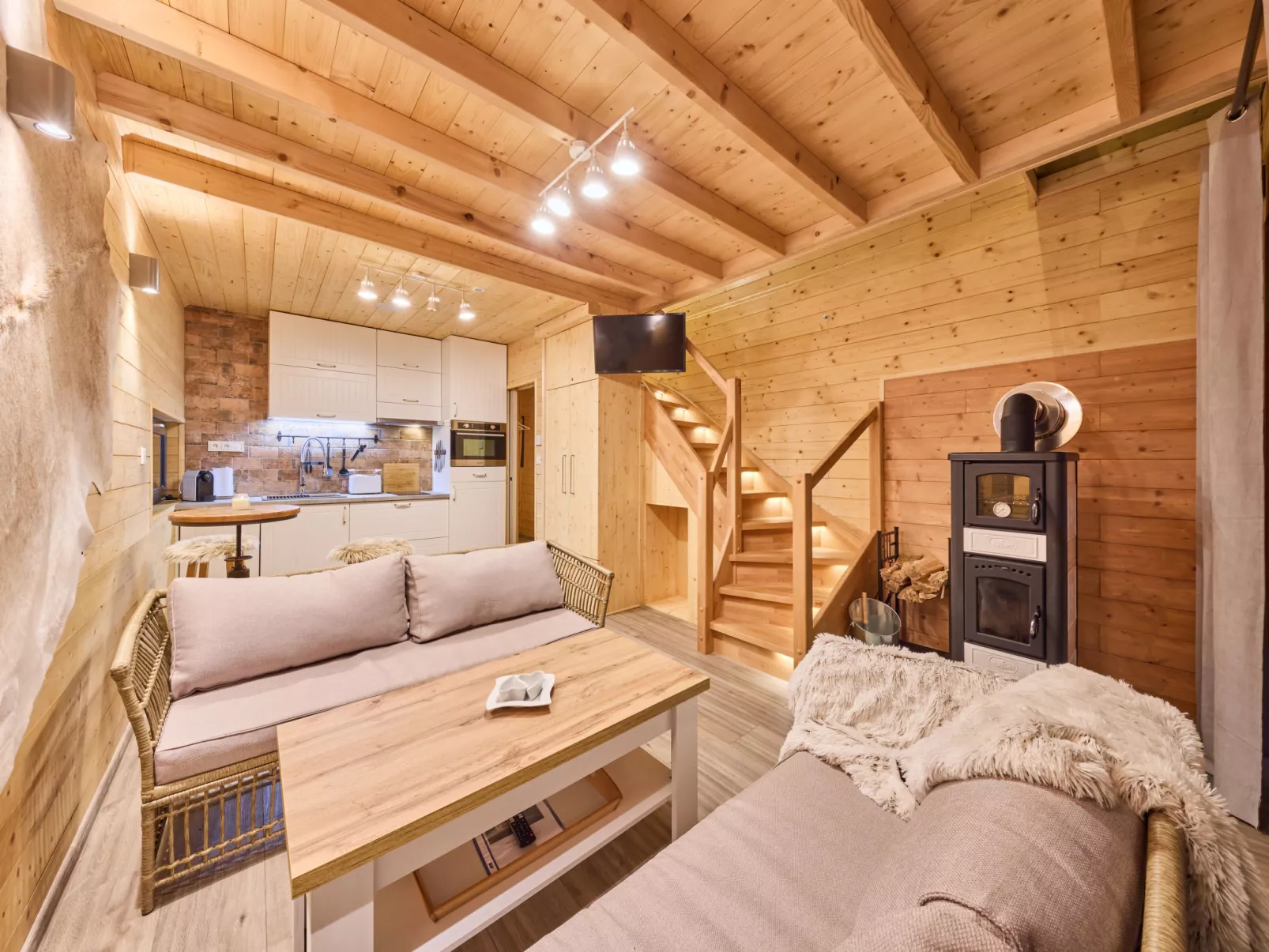 Luxe Timber Lodge & Yoga Loft-Binnen