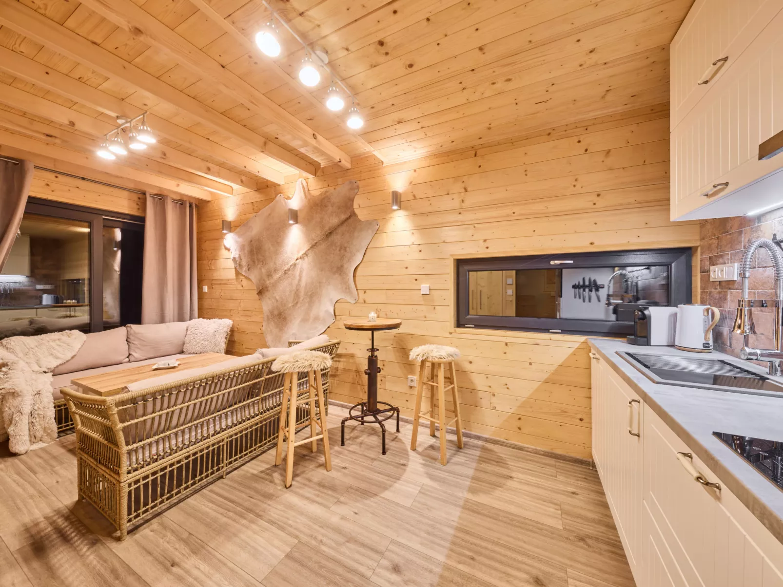 Luxe Timber Lodge & Yoga Loft-Binnen