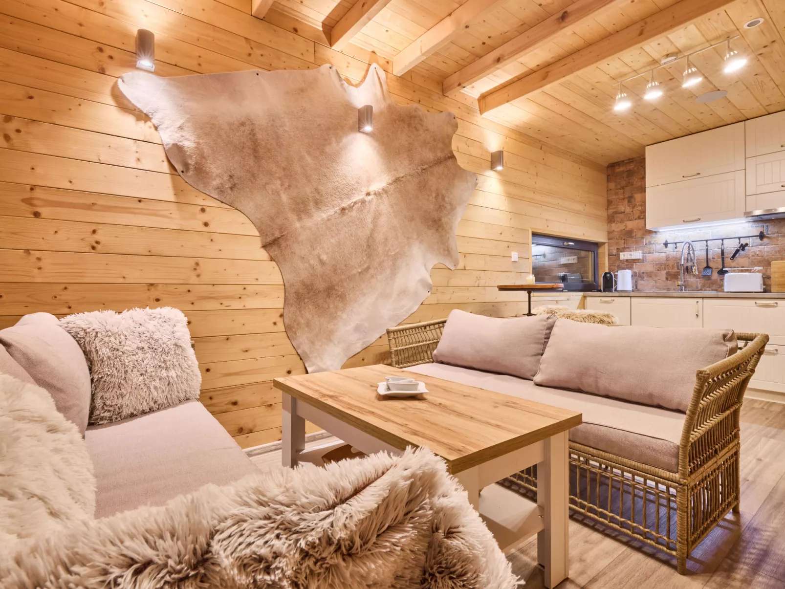 Luxe Timber Lodge & Yoga Loft-Binnen
