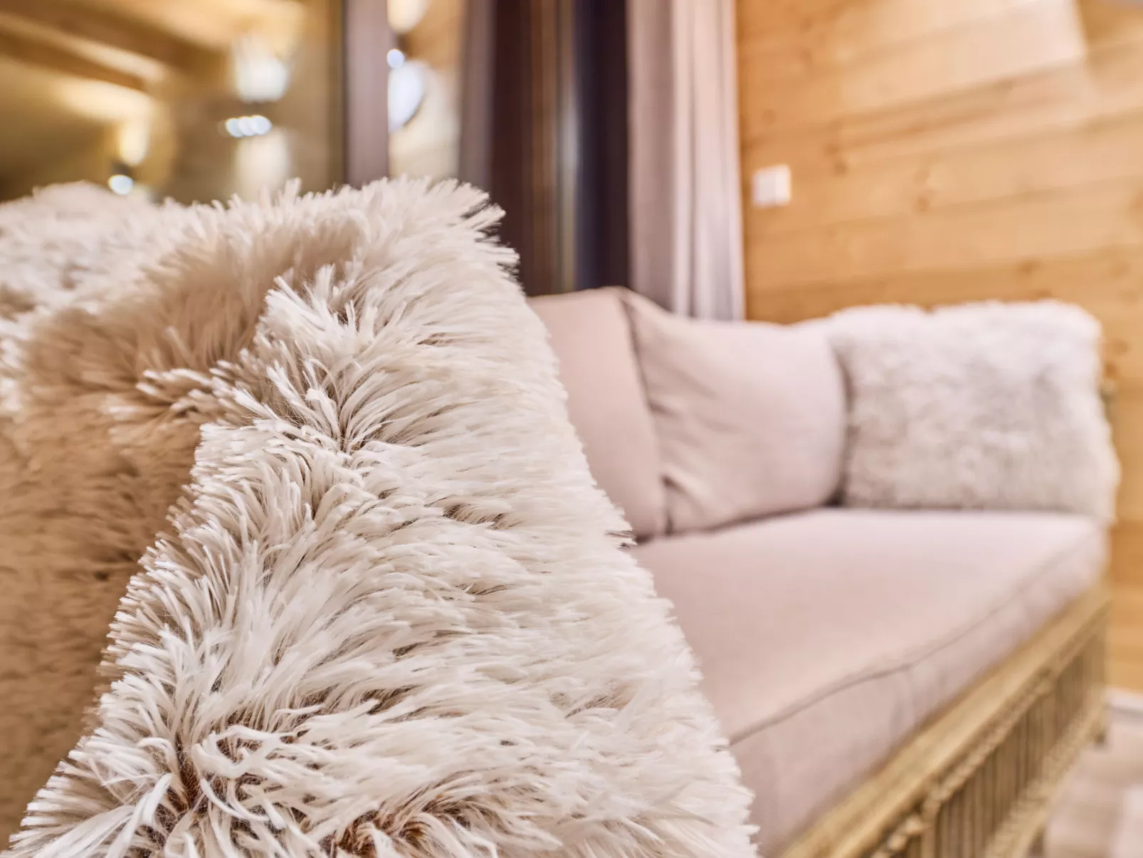 Luxe Timber Lodge & Yoga Loft-Binnen