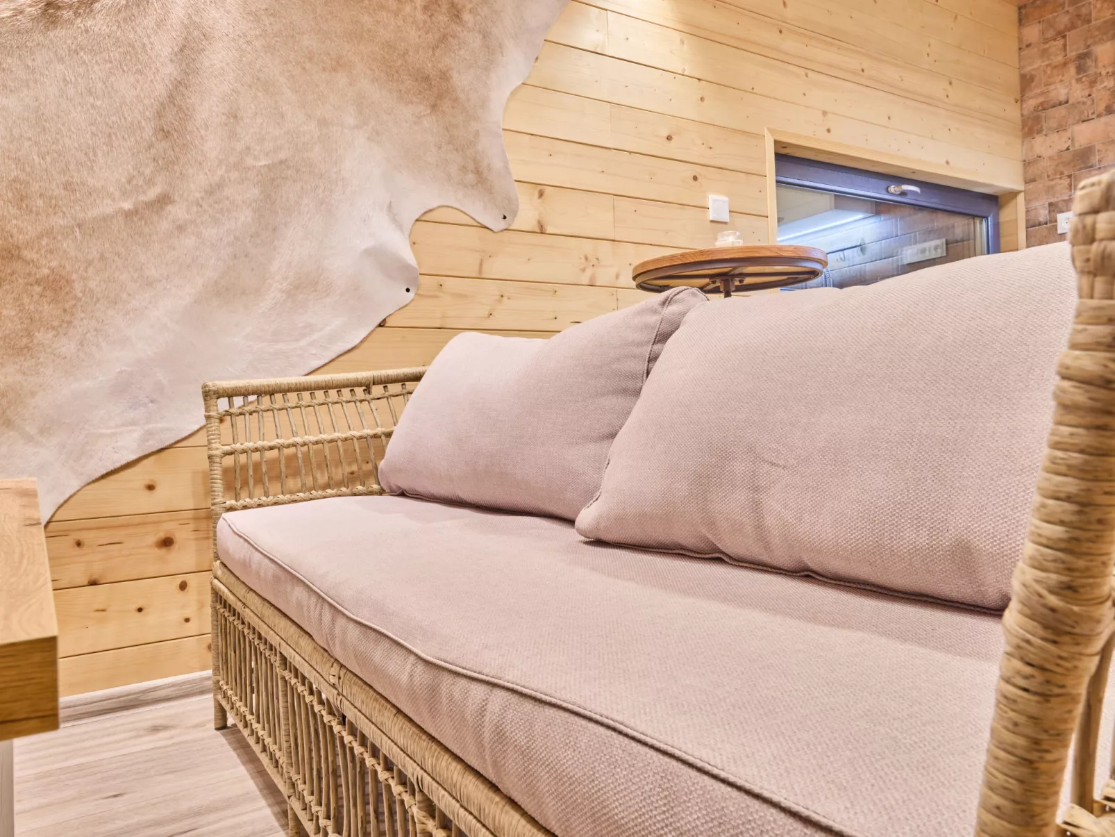 Luxe Timber Lodge & Yoga Loft-Binnen