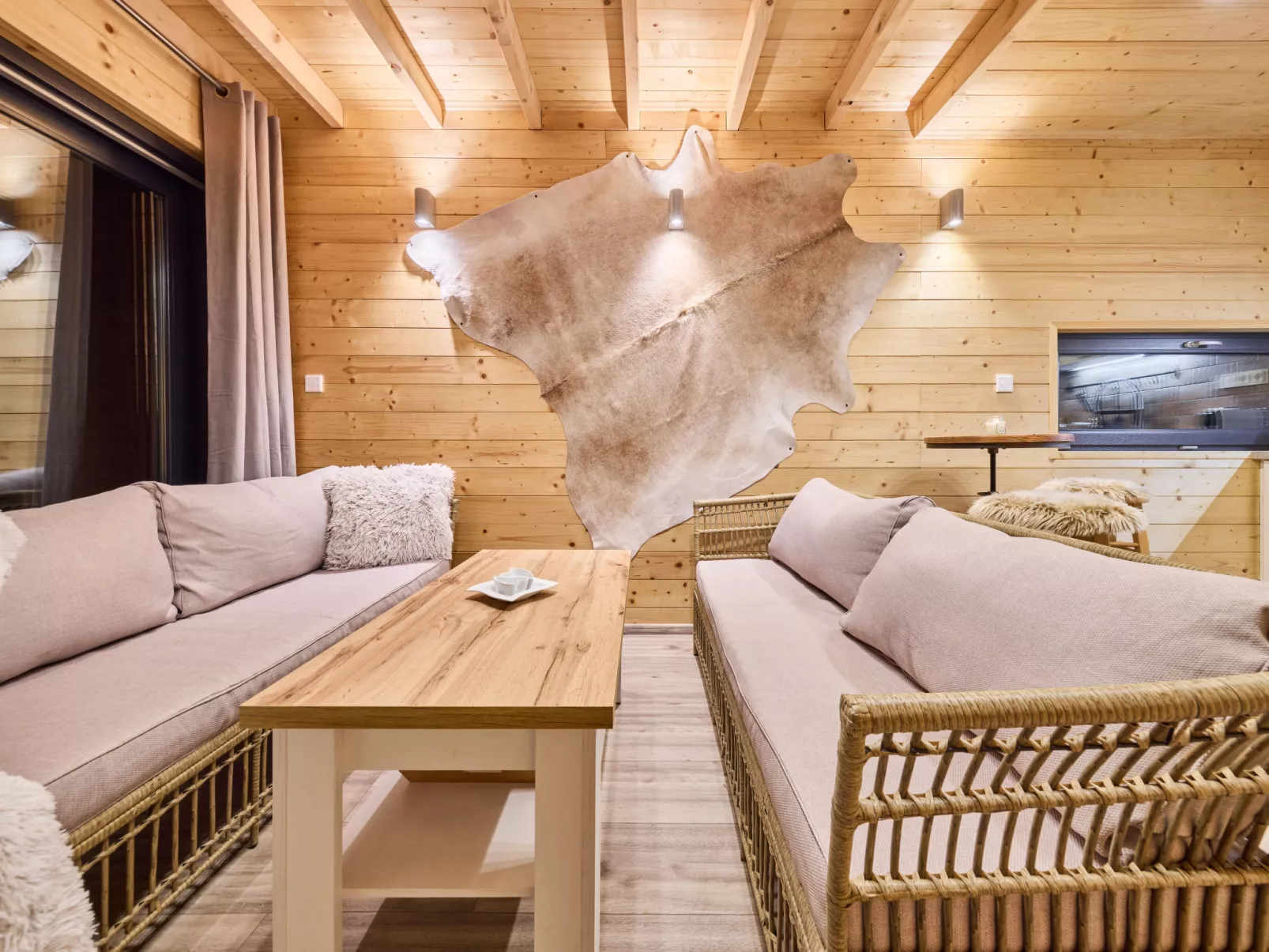Luxe Timber Lodge & Yoga Loft-Binnen
