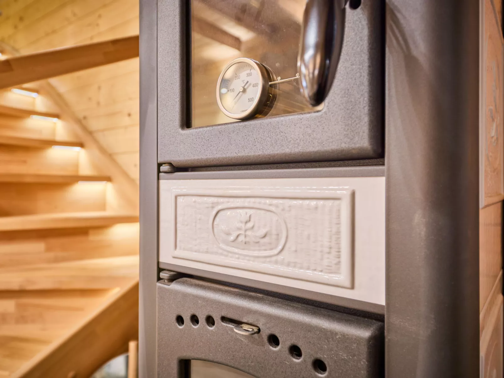Luxe Timber Lodge & Yoga Loft-Binnen