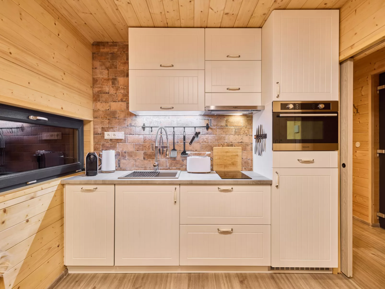 Luxe Timber Lodge & Yoga Loft-Binnen