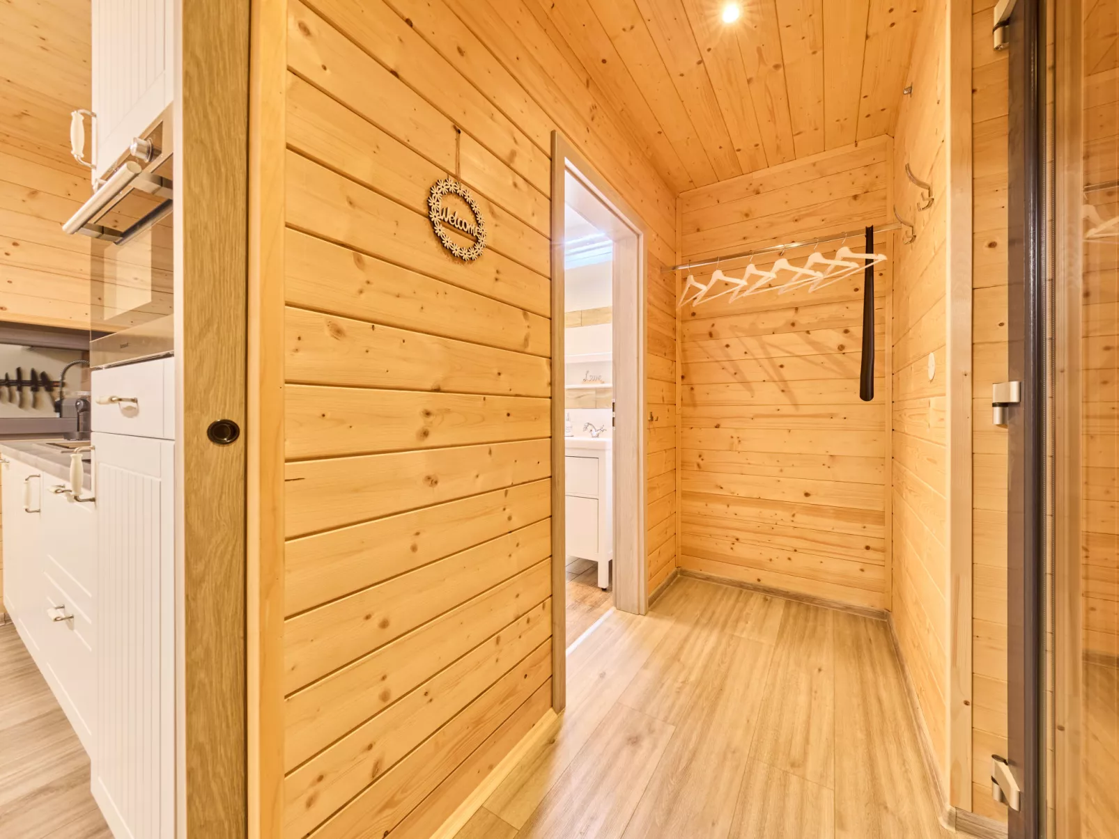 Luxe Timber Lodge & Yoga Loft-Binnen