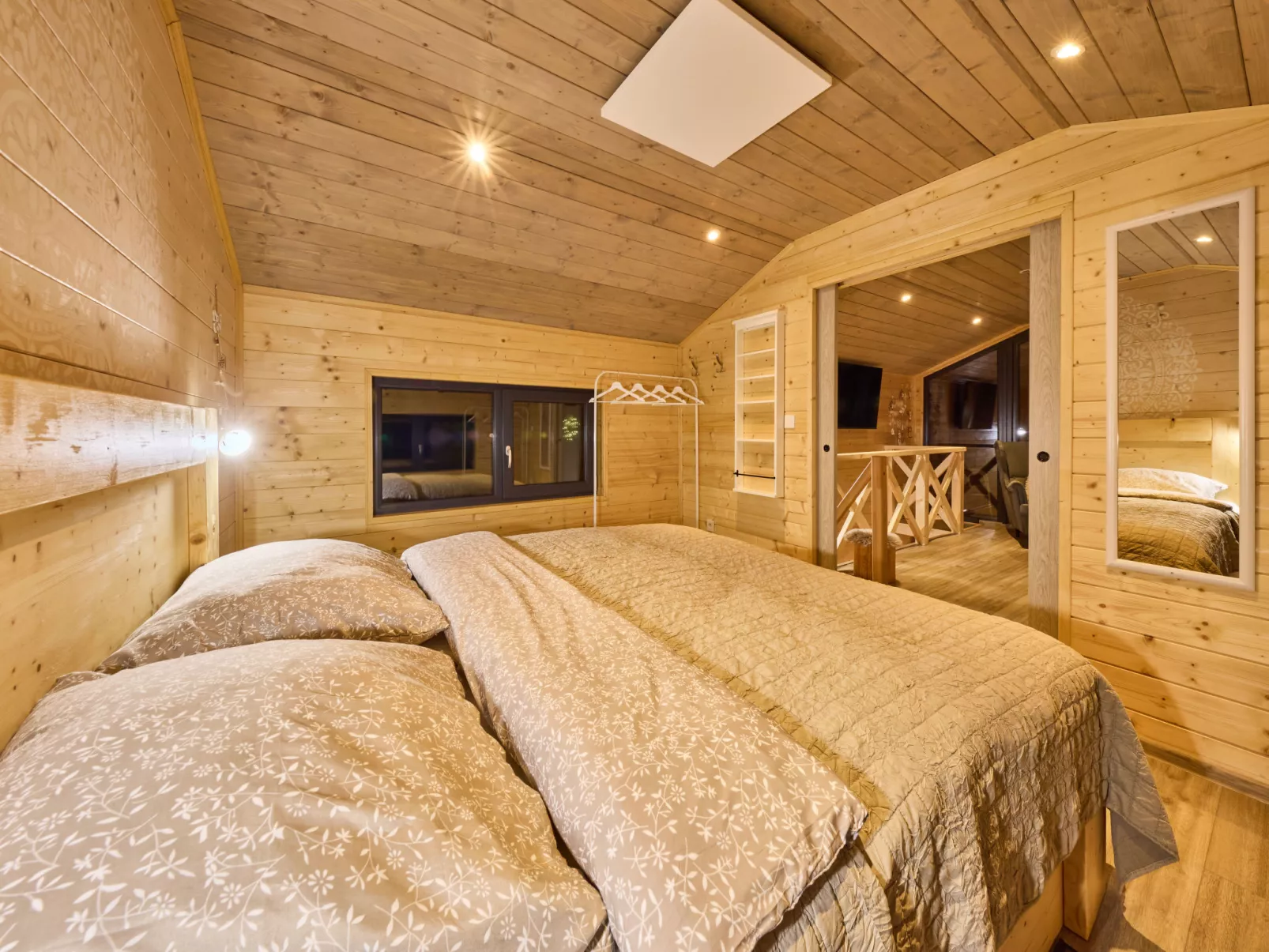 Luxe Timber Lodge & Yoga Loft-Binnen