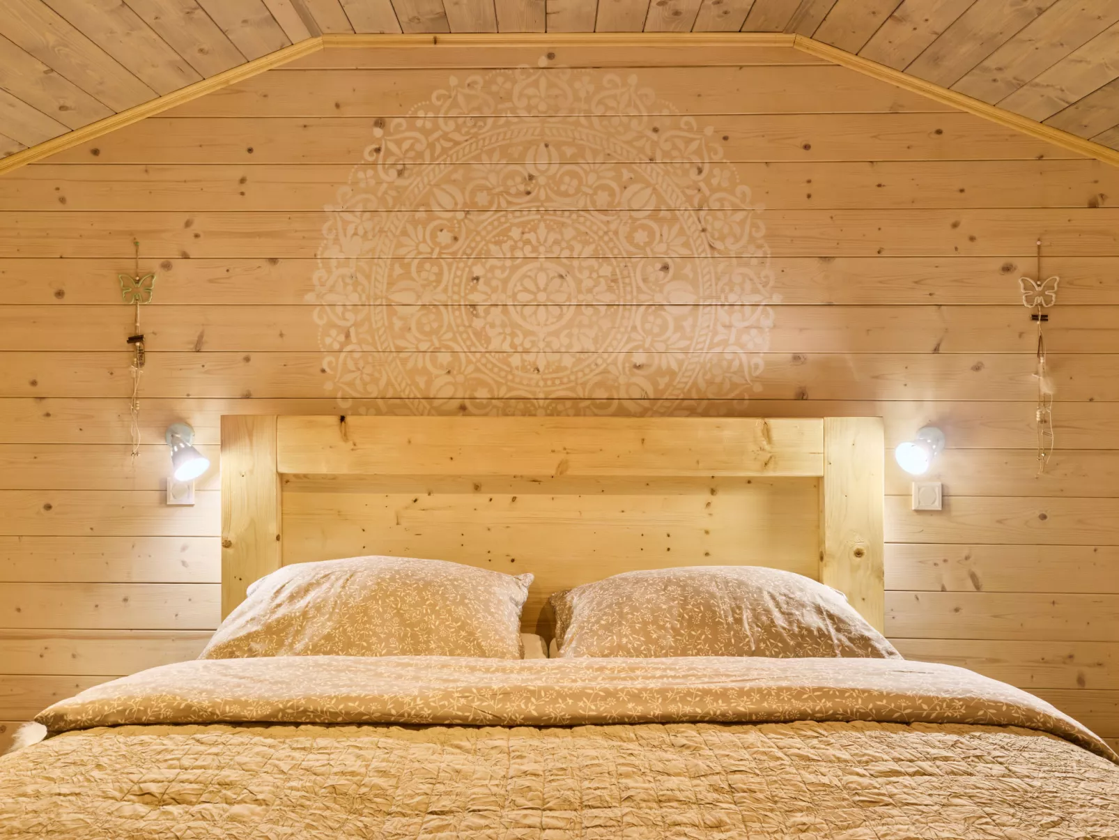 Luxe Timber Lodge & Yoga Loft-Binnen