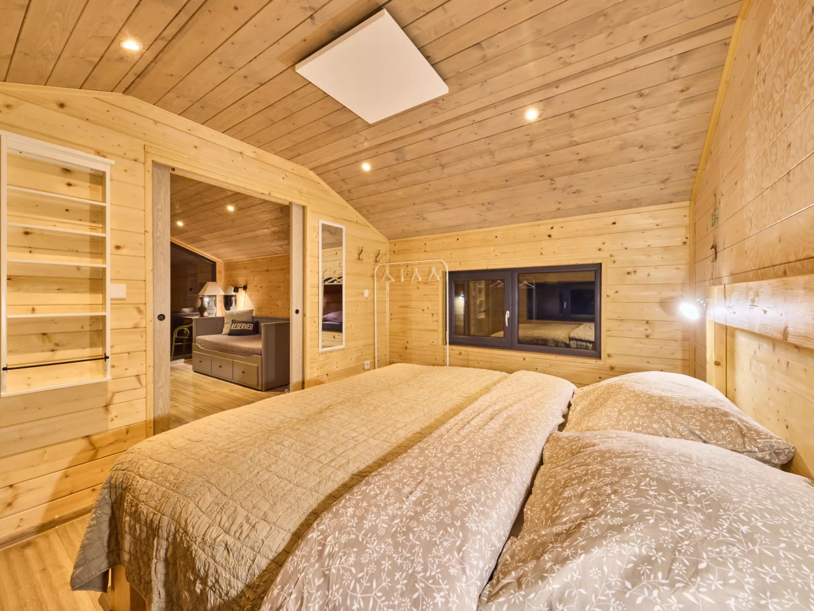 Luxe Timber Lodge & Yoga Loft-Binnen