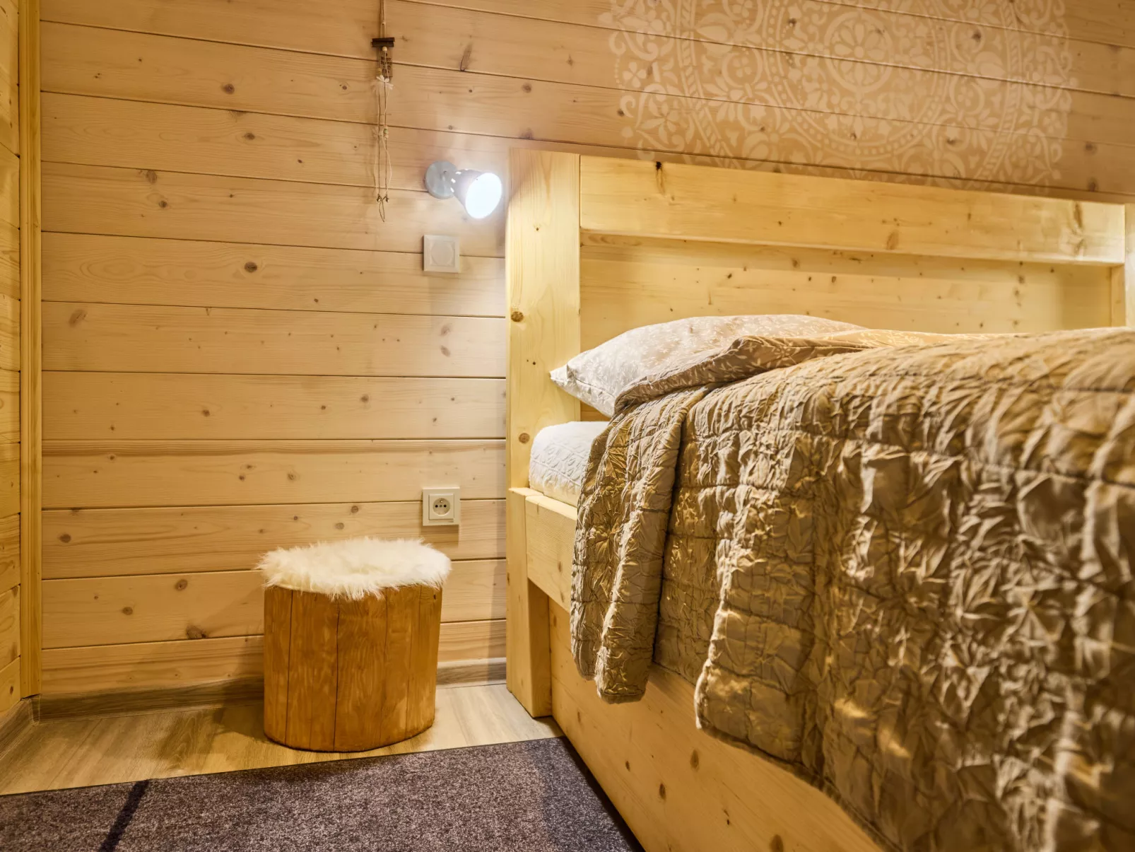 Luxe Timber Lodge & Yoga Loft-Binnen