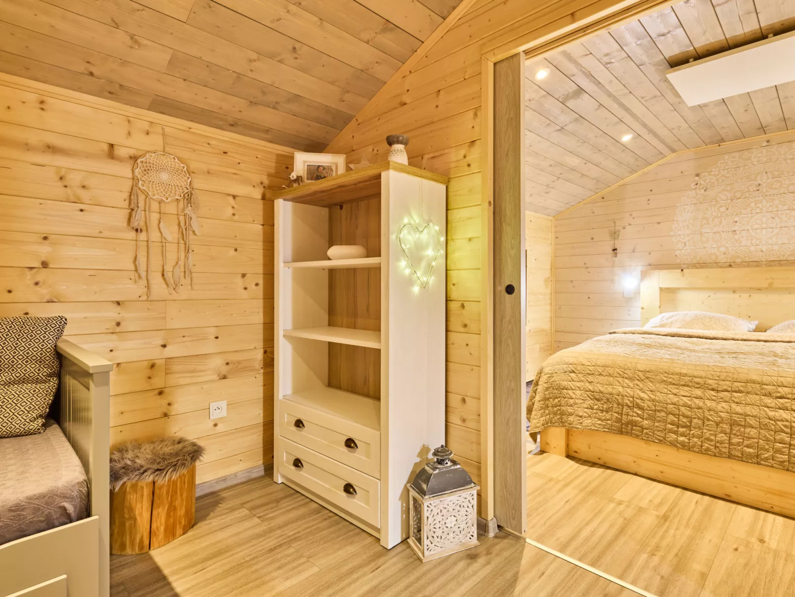Luxe Timber Lodge & Yoga Loft-Binnen