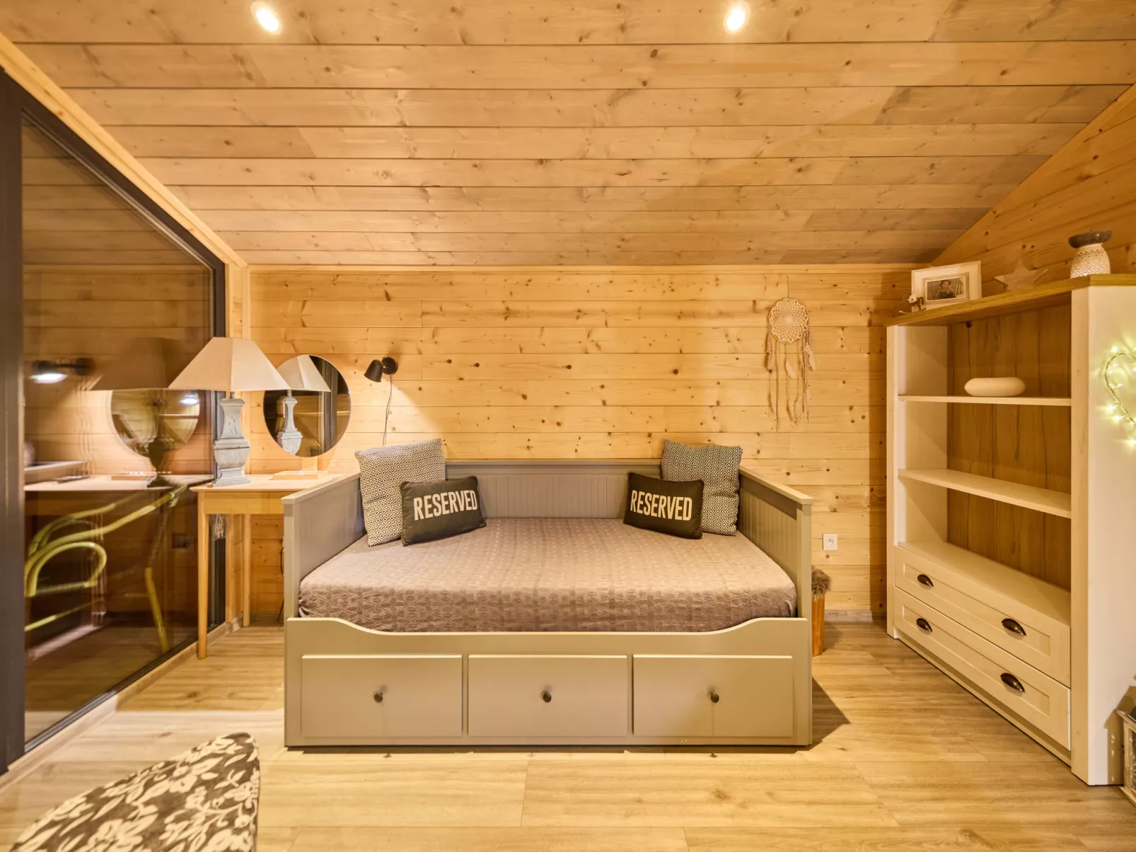Luxe Timber Lodge & Yoga Loft-Binnen