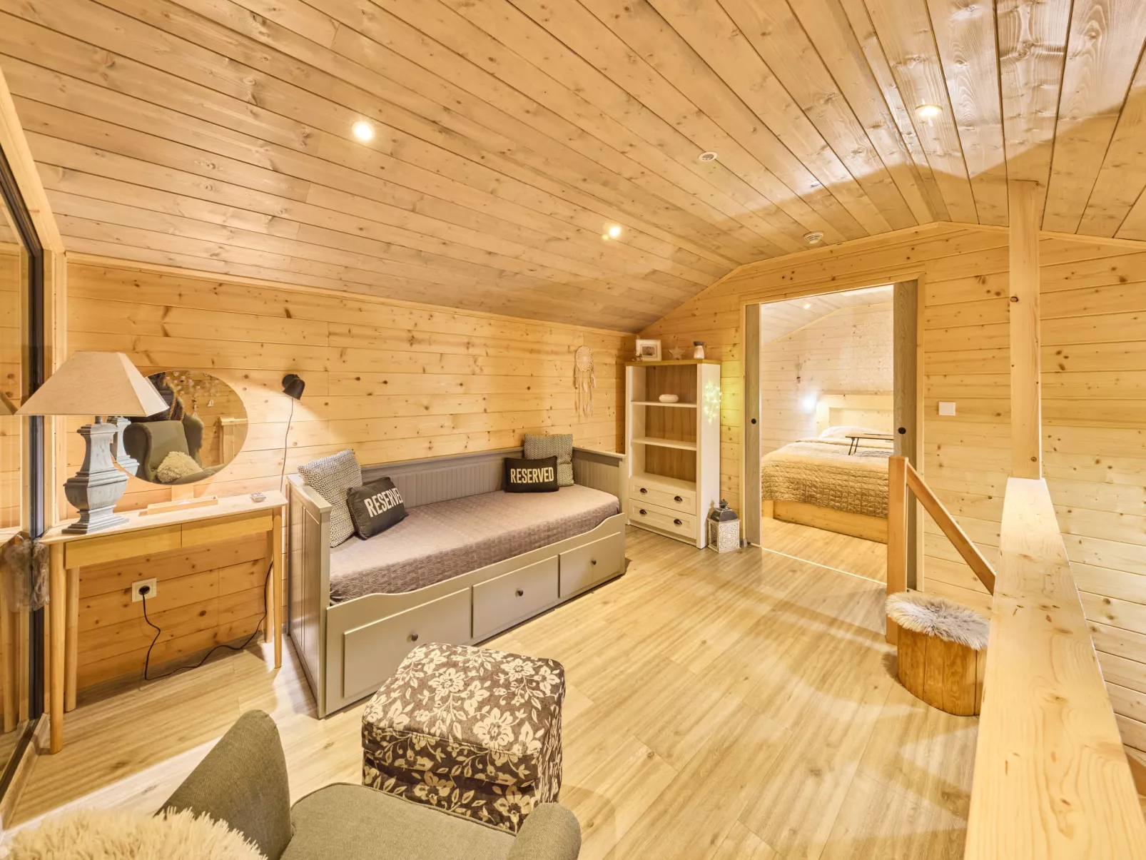 Luxe Timber Lodge & Yoga Loft-Binnen