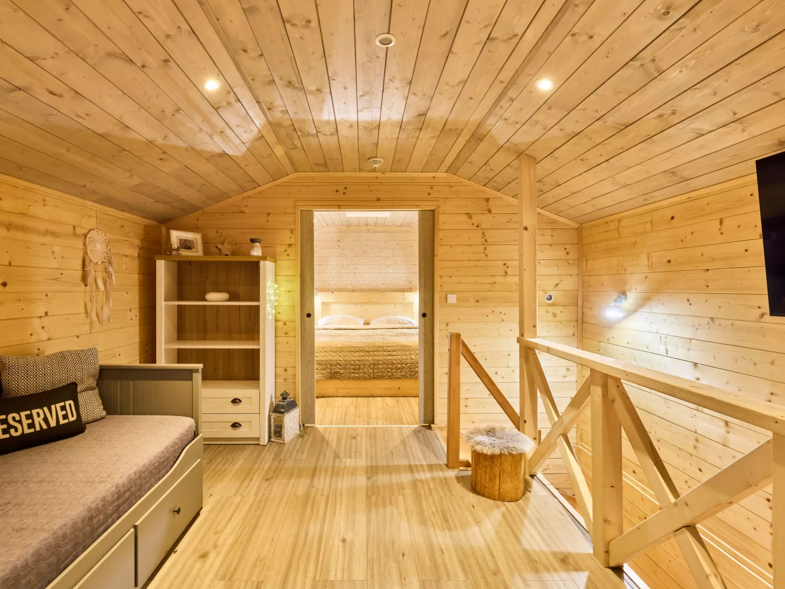 Luxe Timber Lodge & Yoga Loft-Binnen