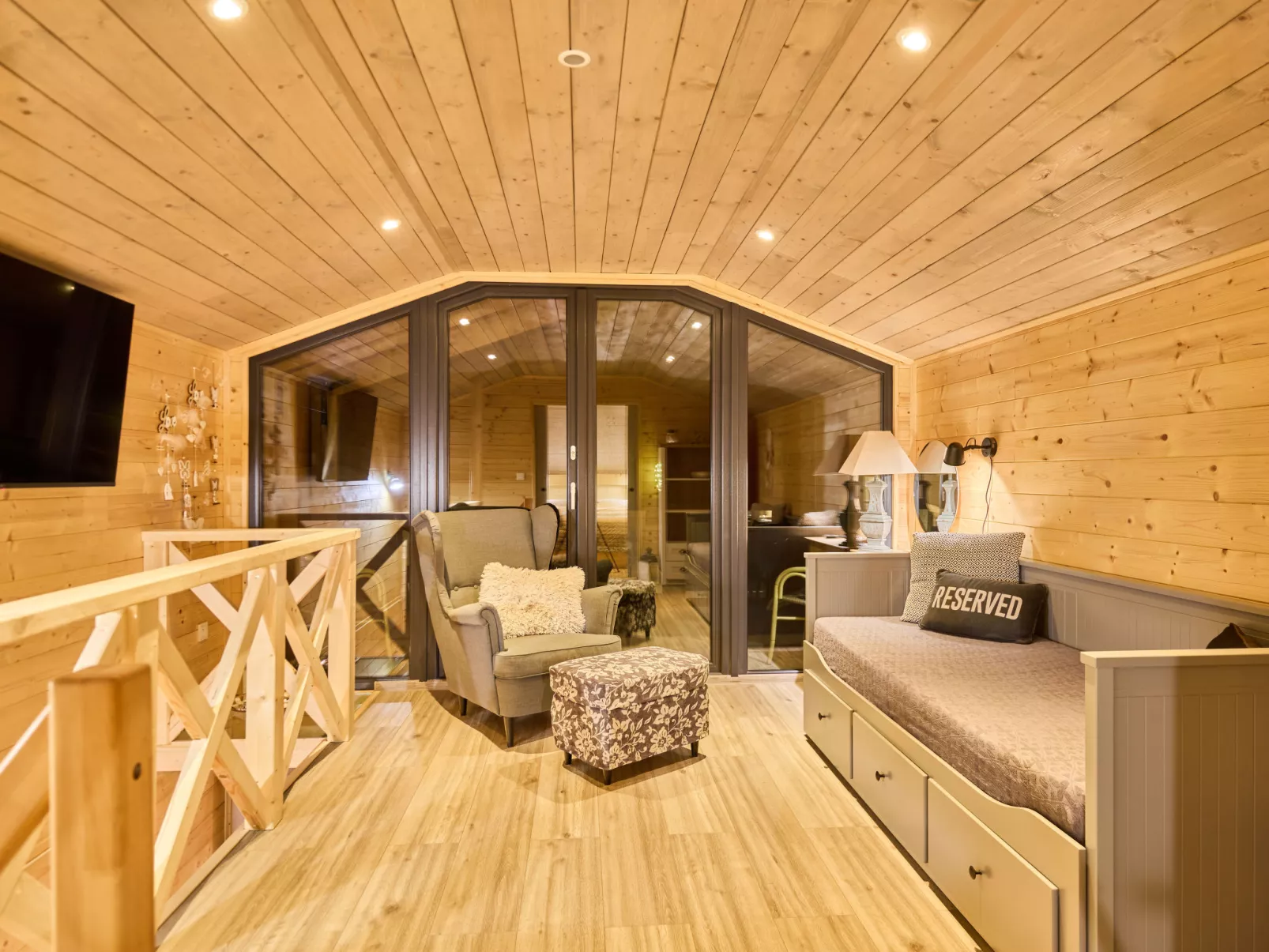 Luxe Timber Lodge & Yoga Loft-Binnen