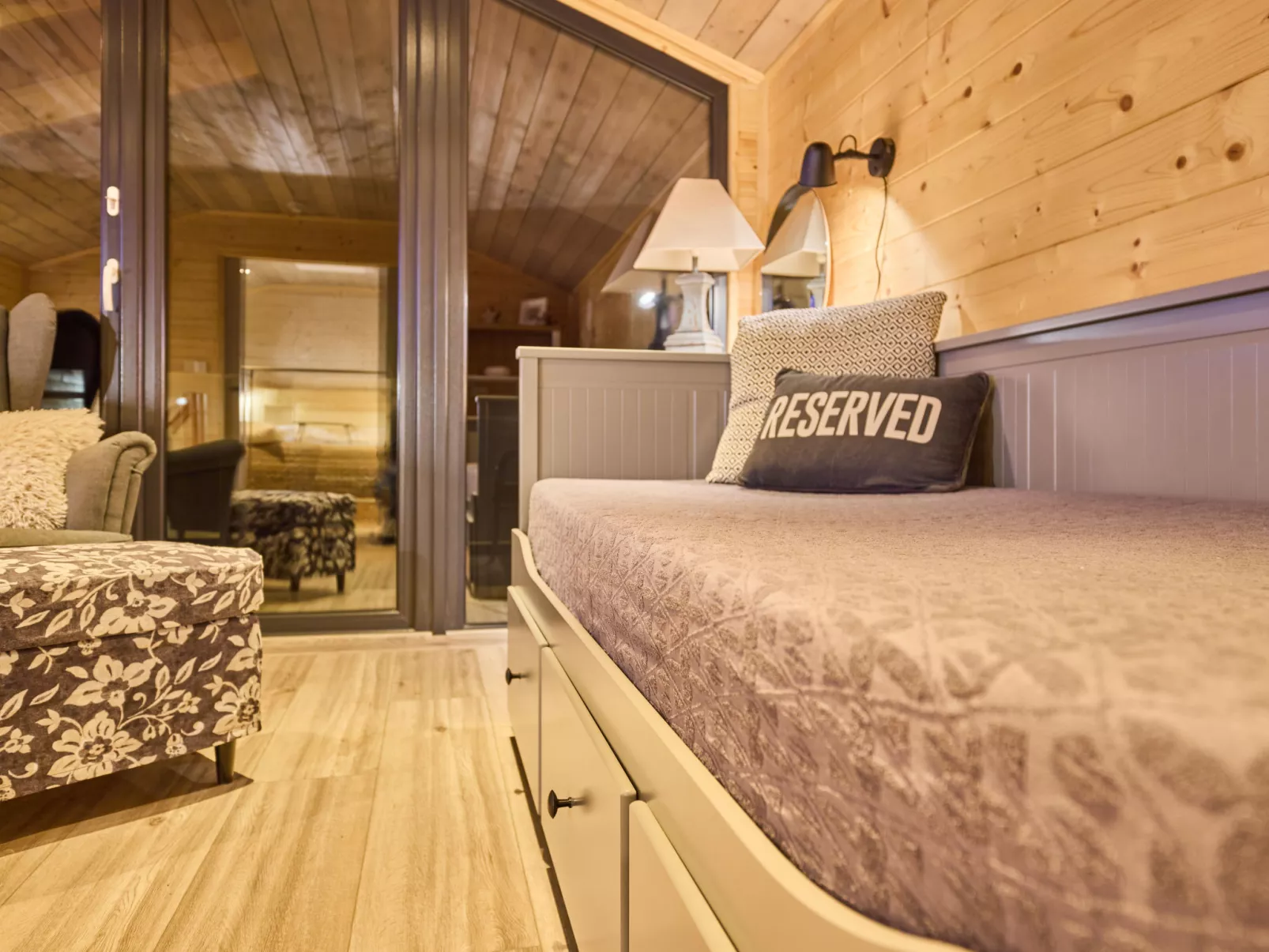 Luxe Timber Lodge & Yoga Loft-Binnen