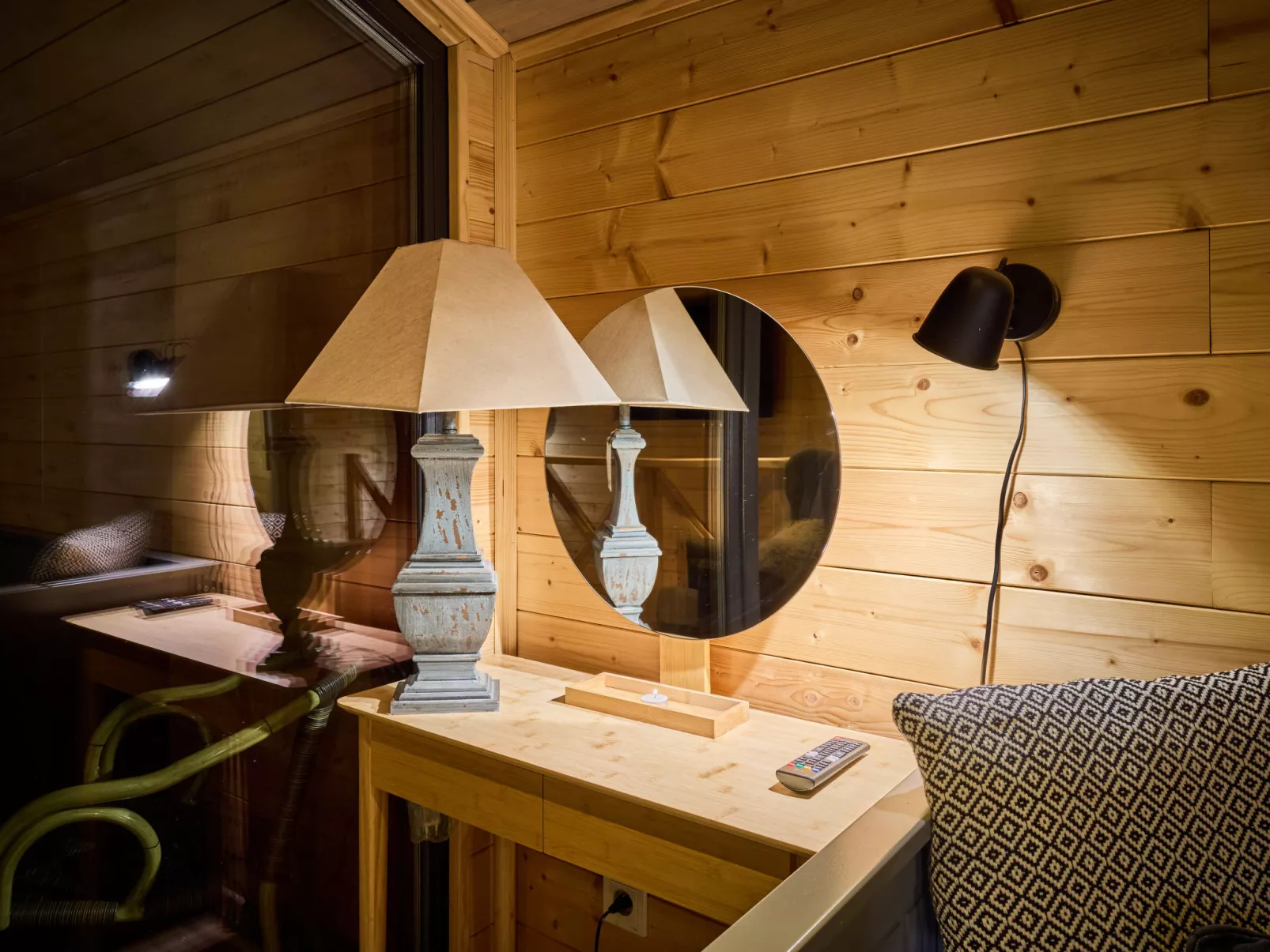 Luxe Timber Lodge & Yoga Loft-Binnen