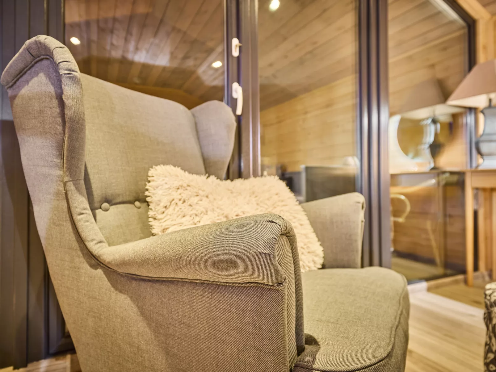 Luxe Timber Lodge & Yoga Loft-Binnen