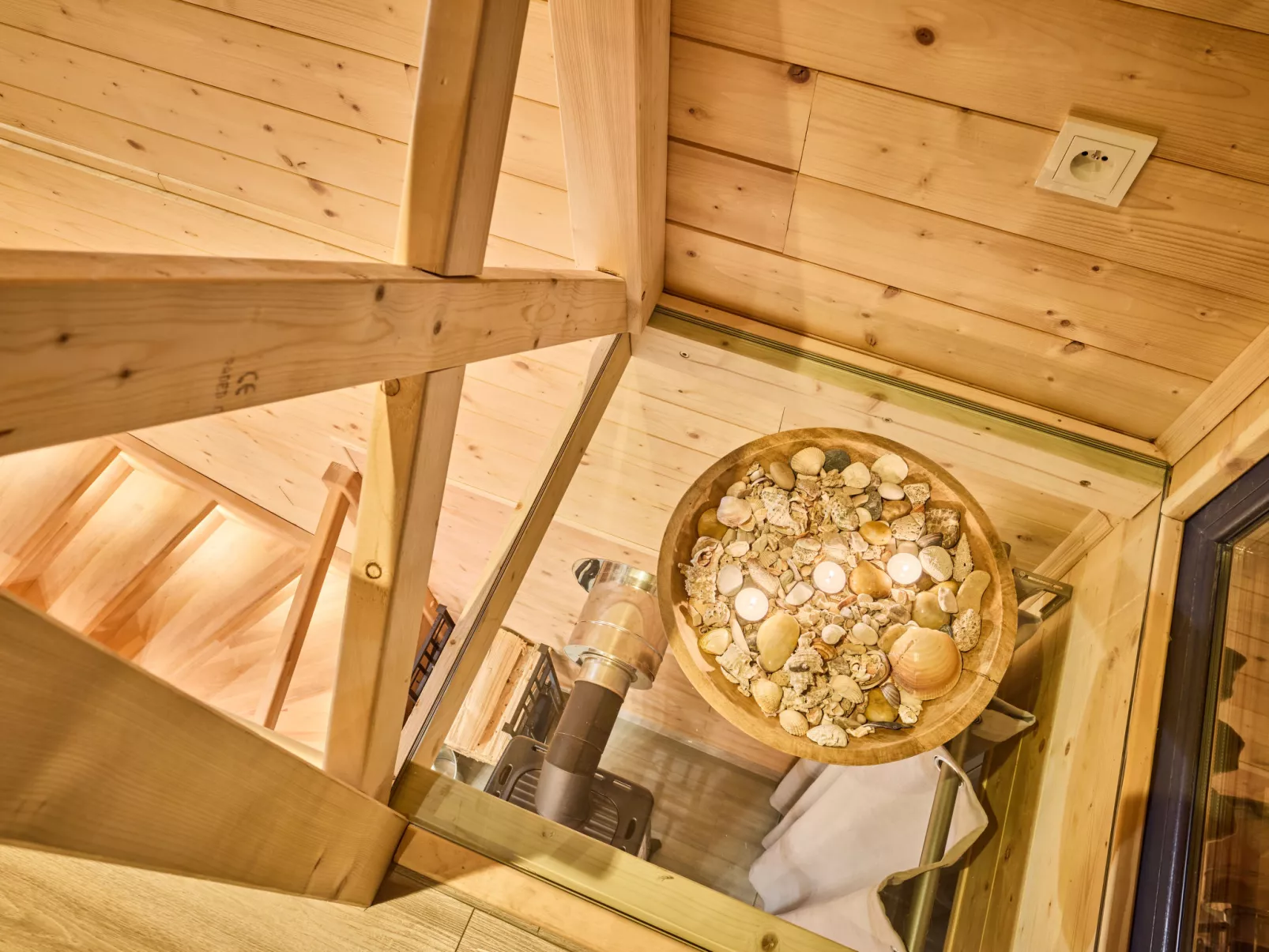Luxe Timber Lodge & Yoga Loft-Binnen