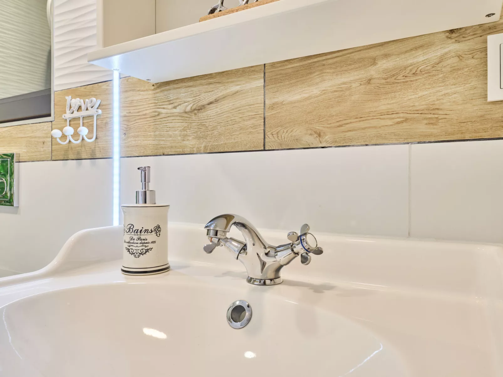 Luxe Timber Lodge & Yoga Loft-Binnen