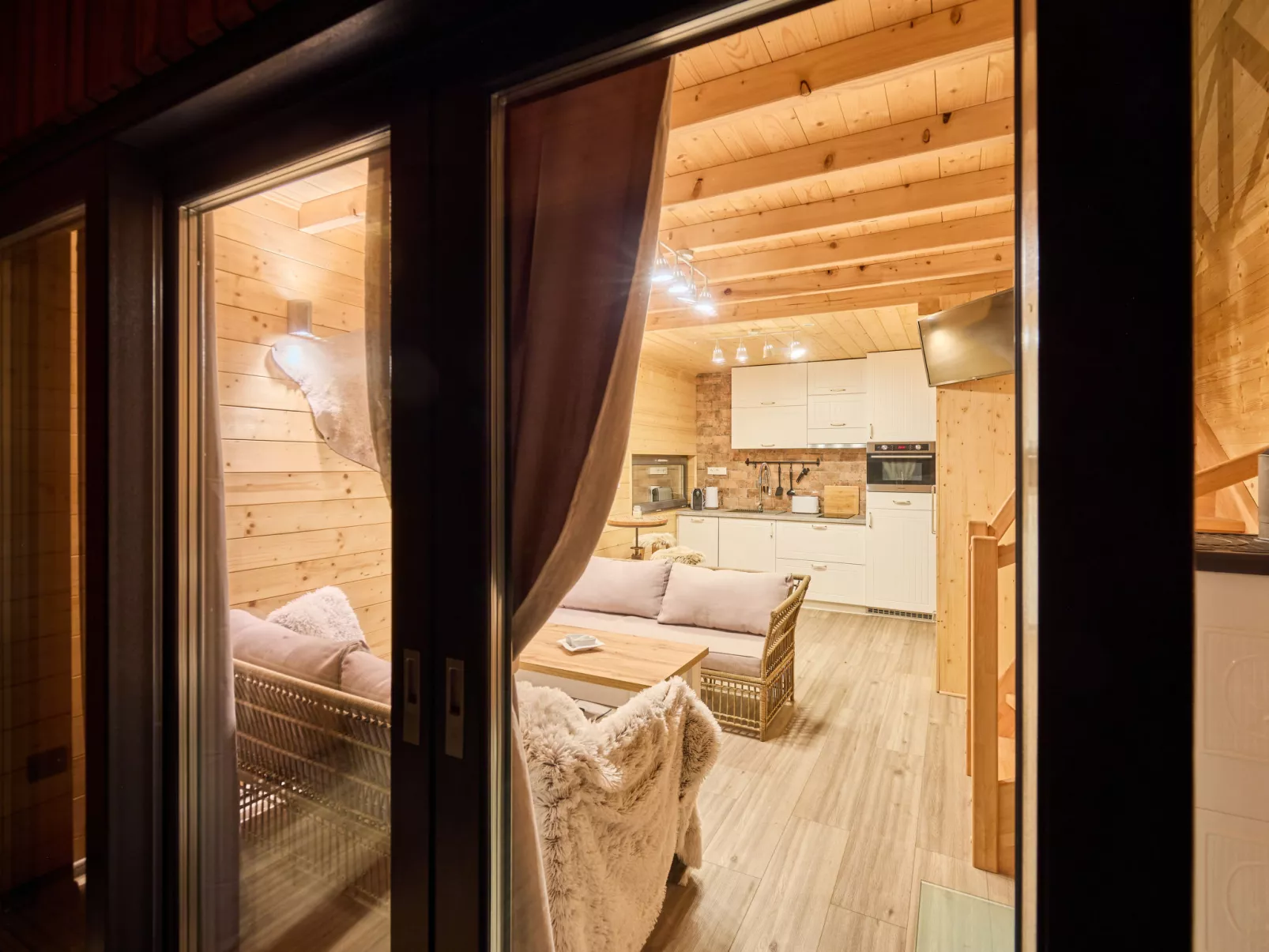 Luxe Timber Lodge & Yoga Loft-Binnen