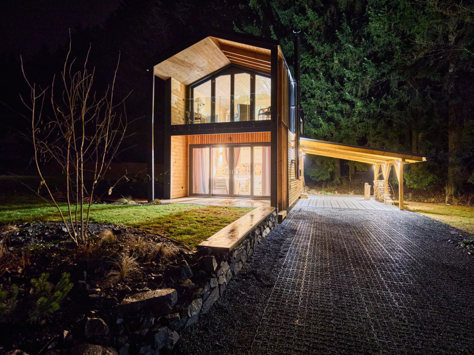 Luxe Timber Lodge & Yoga Loft-Buiten