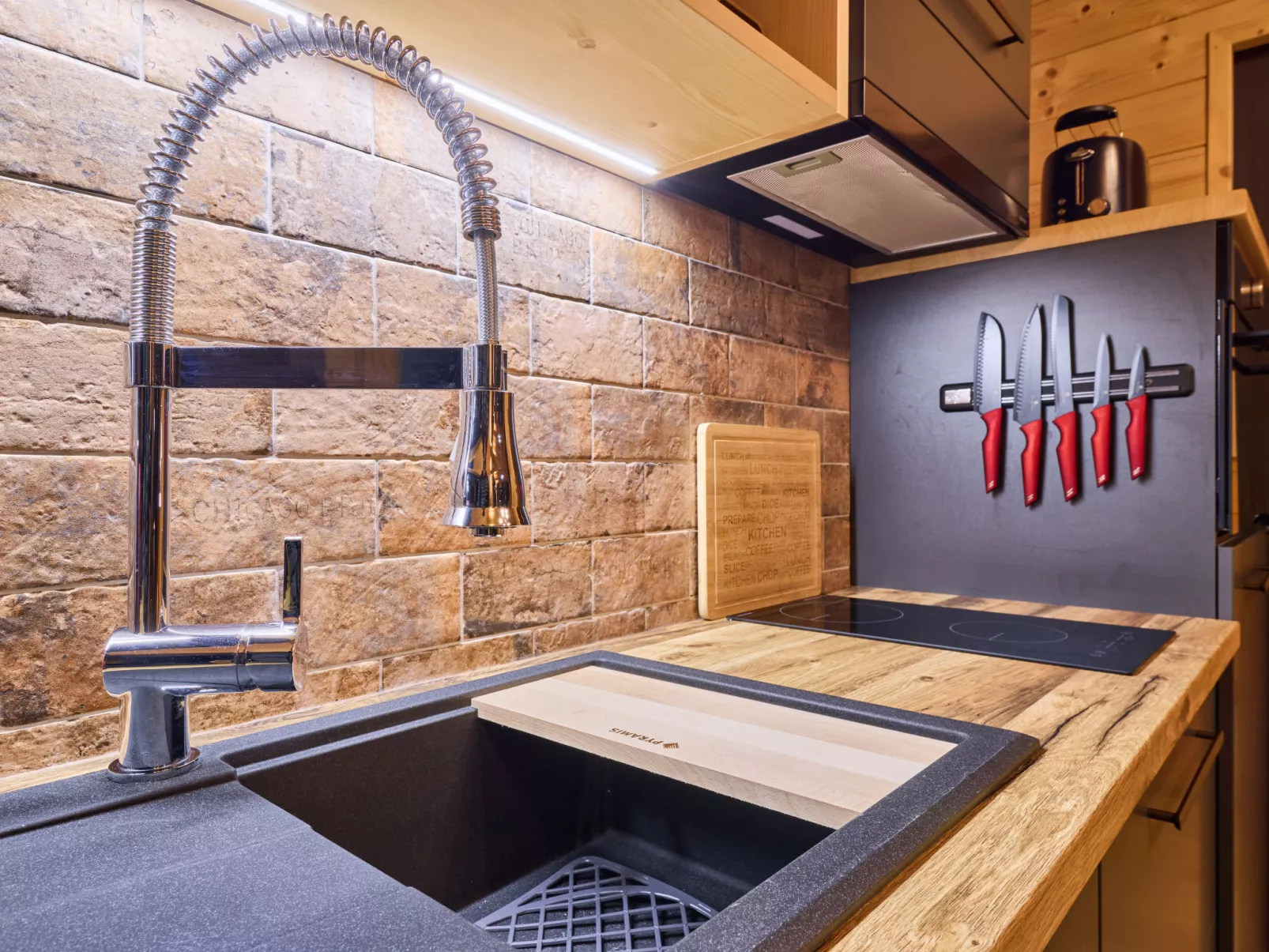 Luxe Timber Lodge & Relaxing Bath”-Binnen