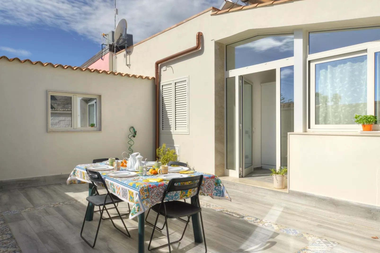 Villa Principe Flo mit Privatpool-Terrasbalkon