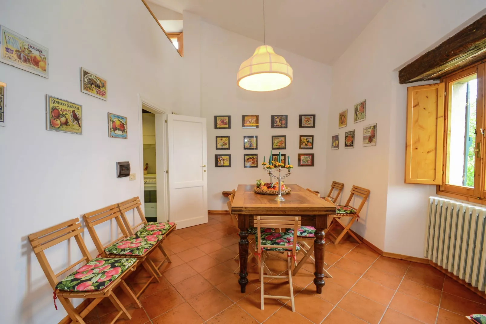 Villa met zwembad en panoramisch uitzicht over de Apennijnen-Eetkamer