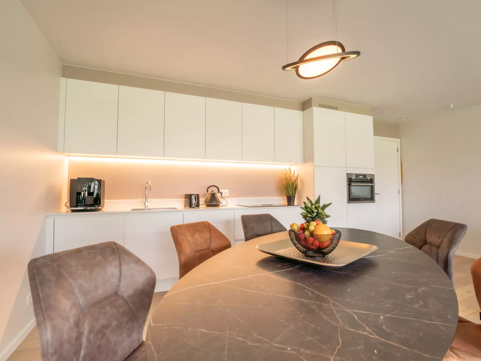 Whispering Waves with parking & terrace-Binnen