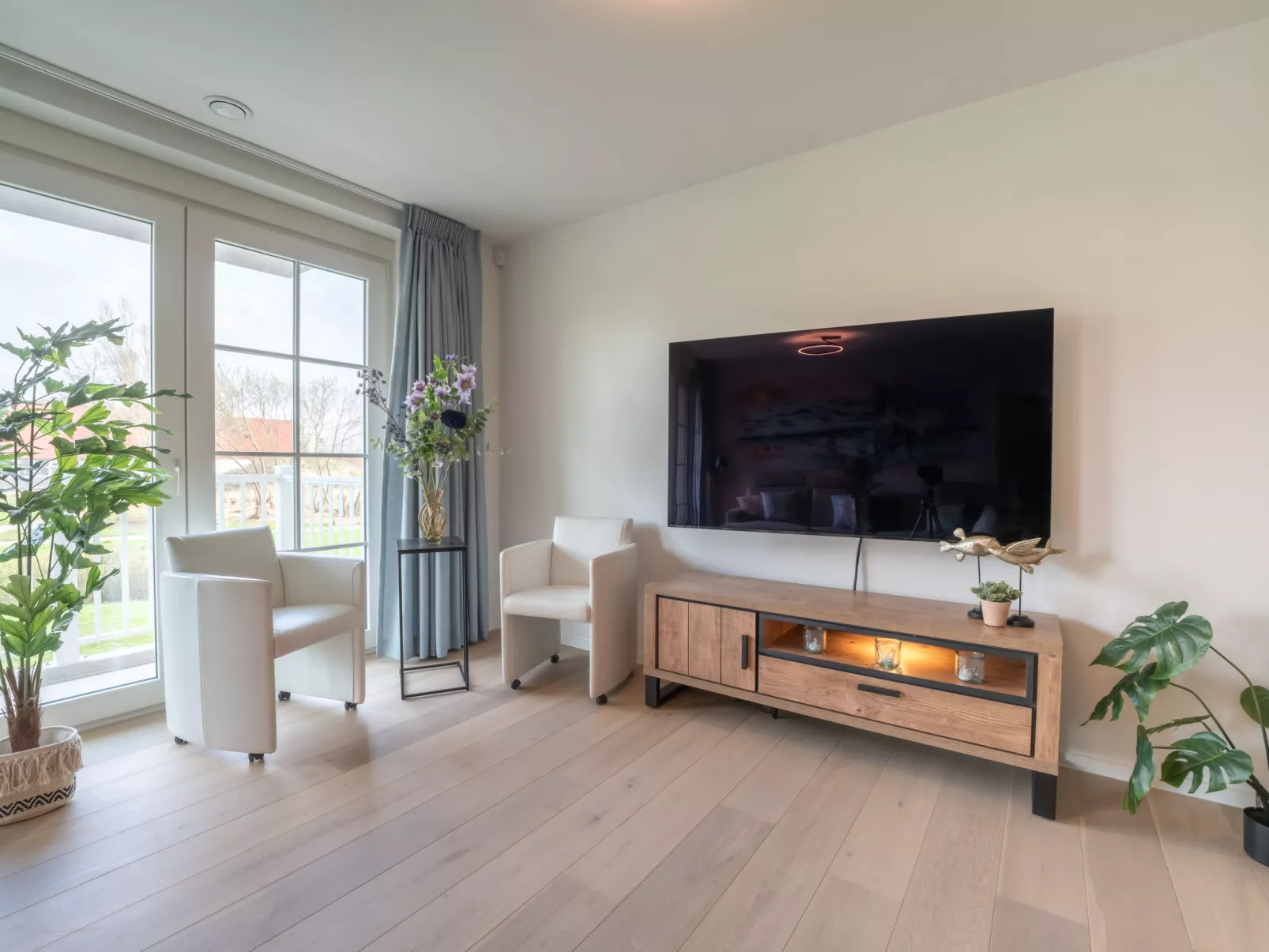 Whispering Waves with parking & terrace-Binnen