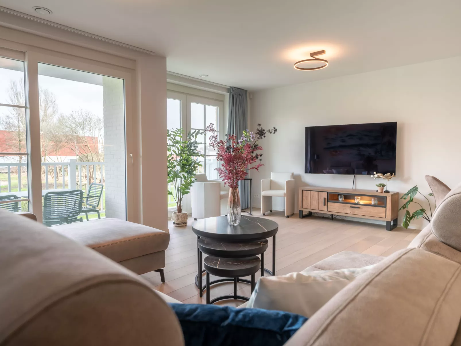 Whispering Waves with parking & terrace-Binnen