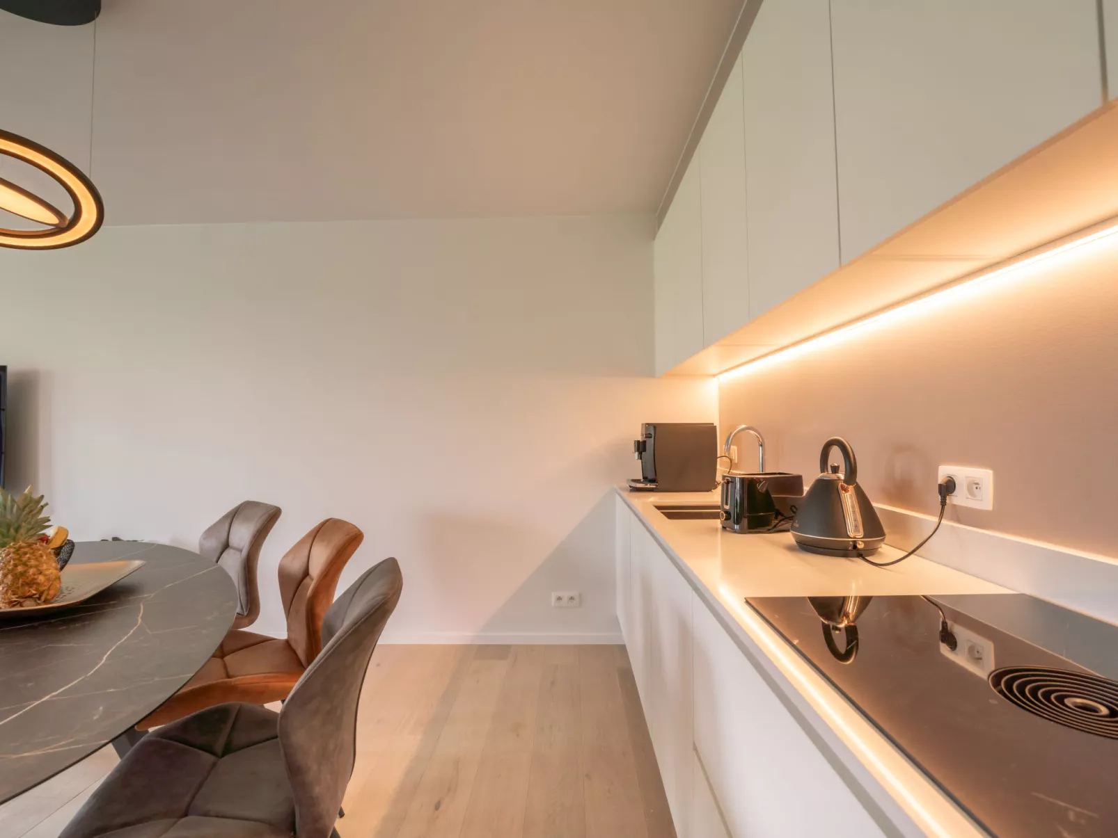 Whispering Waves with parking & terrace-Binnen