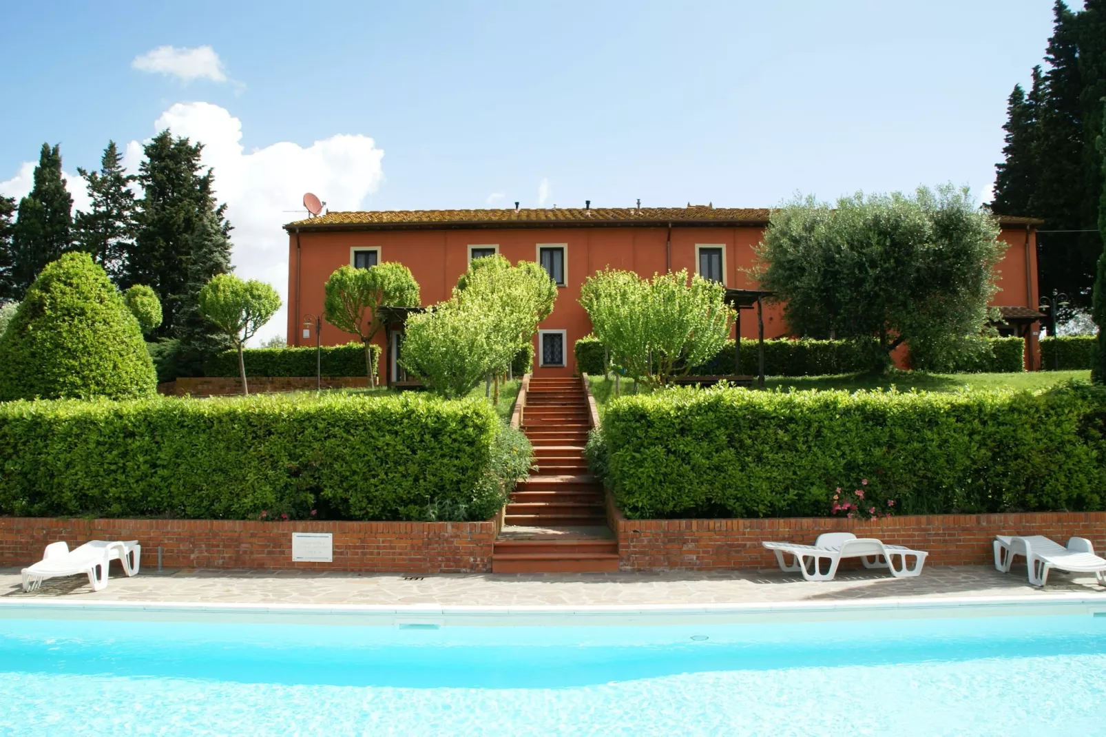 Ruim appartement in Italiaanse stijl ingericht in de heuvels-Buitenkant zomer