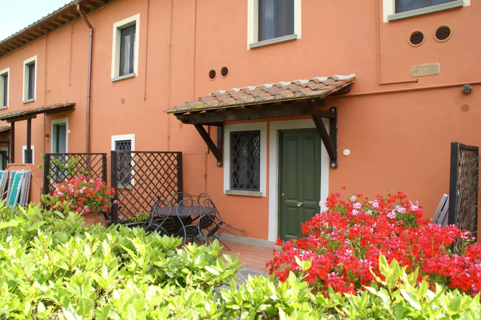 Ruim appartement in Italiaanse stijl ingericht in de heuvels-Buitenkant zomer