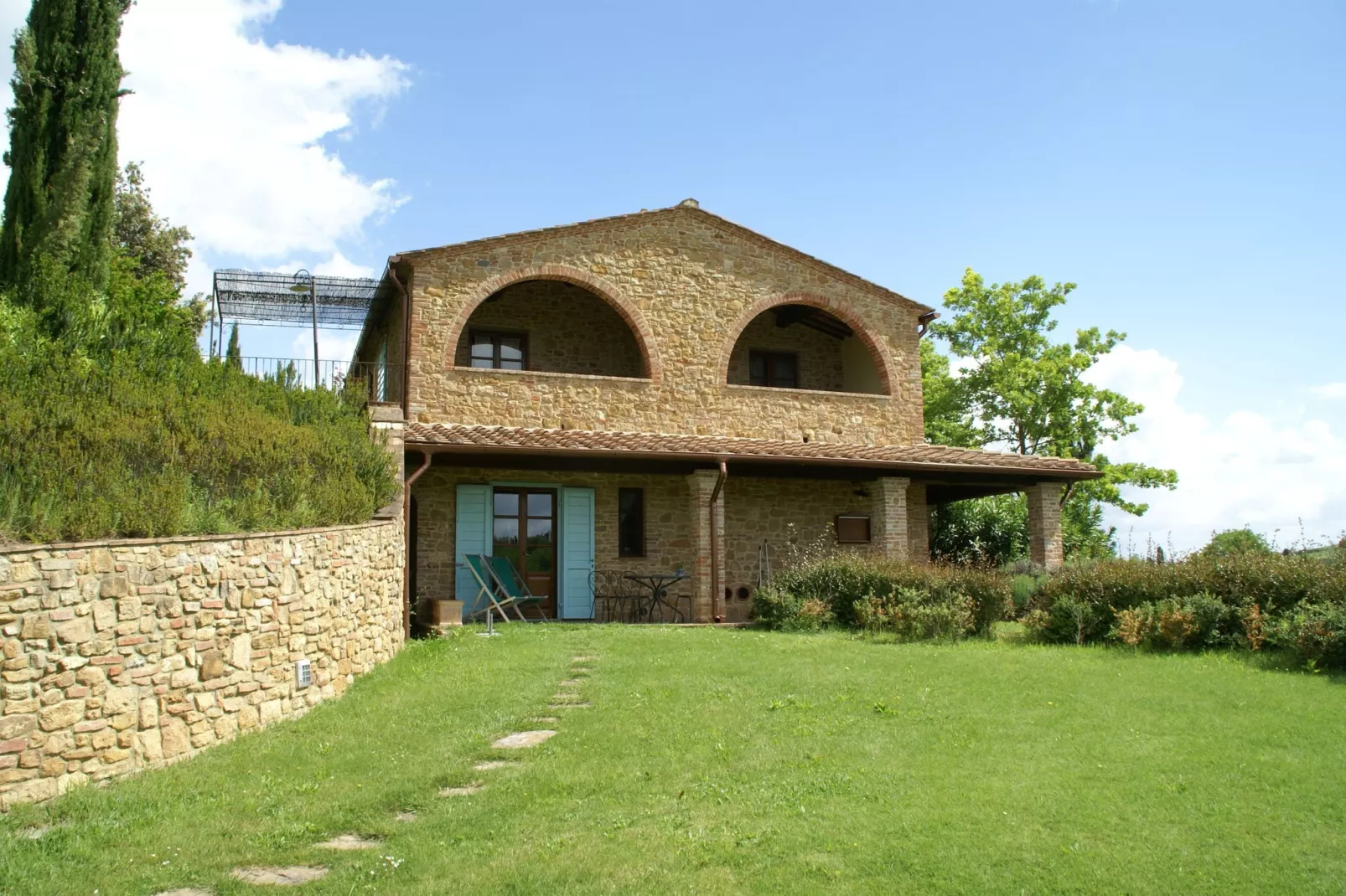 Ruim appartement in Italiaanse stijl ingericht in de heuvels-Buitenkant zomer