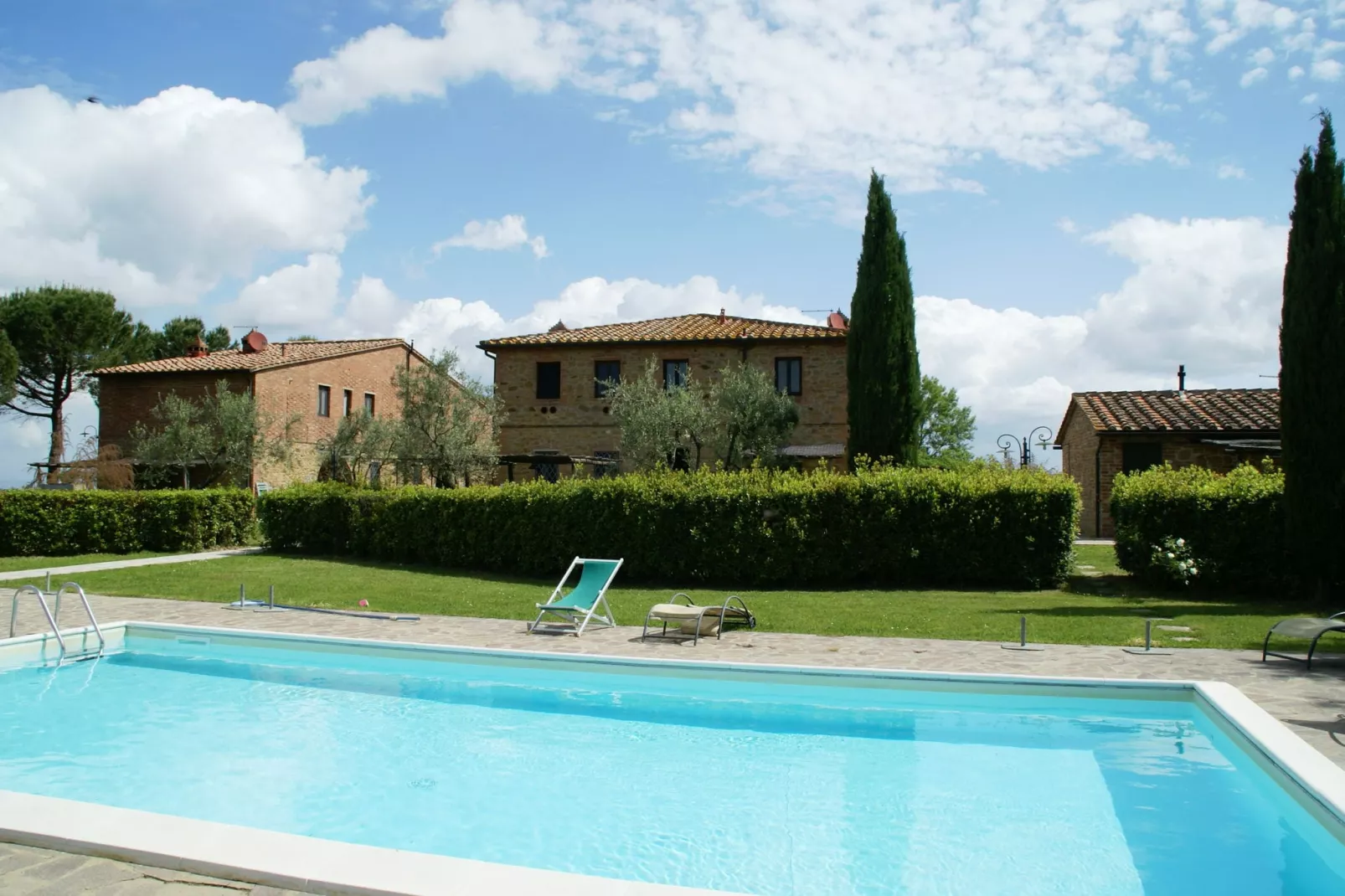 Ruim appartement in Italiaanse stijl ingericht in de heuvels-Buitenkant zomer