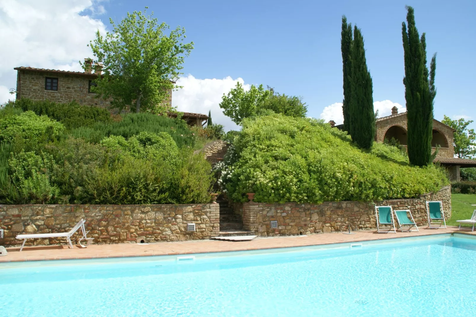 Ruim appartement in Italiaanse stijl ingericht in de heuvels-Buitenkant zomer