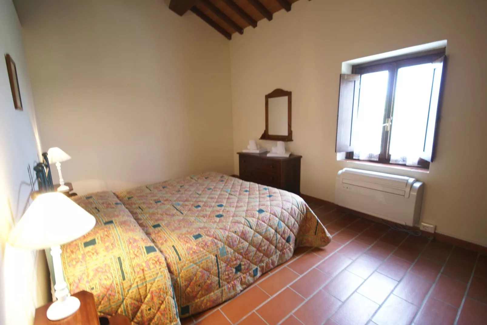 Ruim appartement in Italiaanse stijl ingericht in de heuvels-Slaapkamer