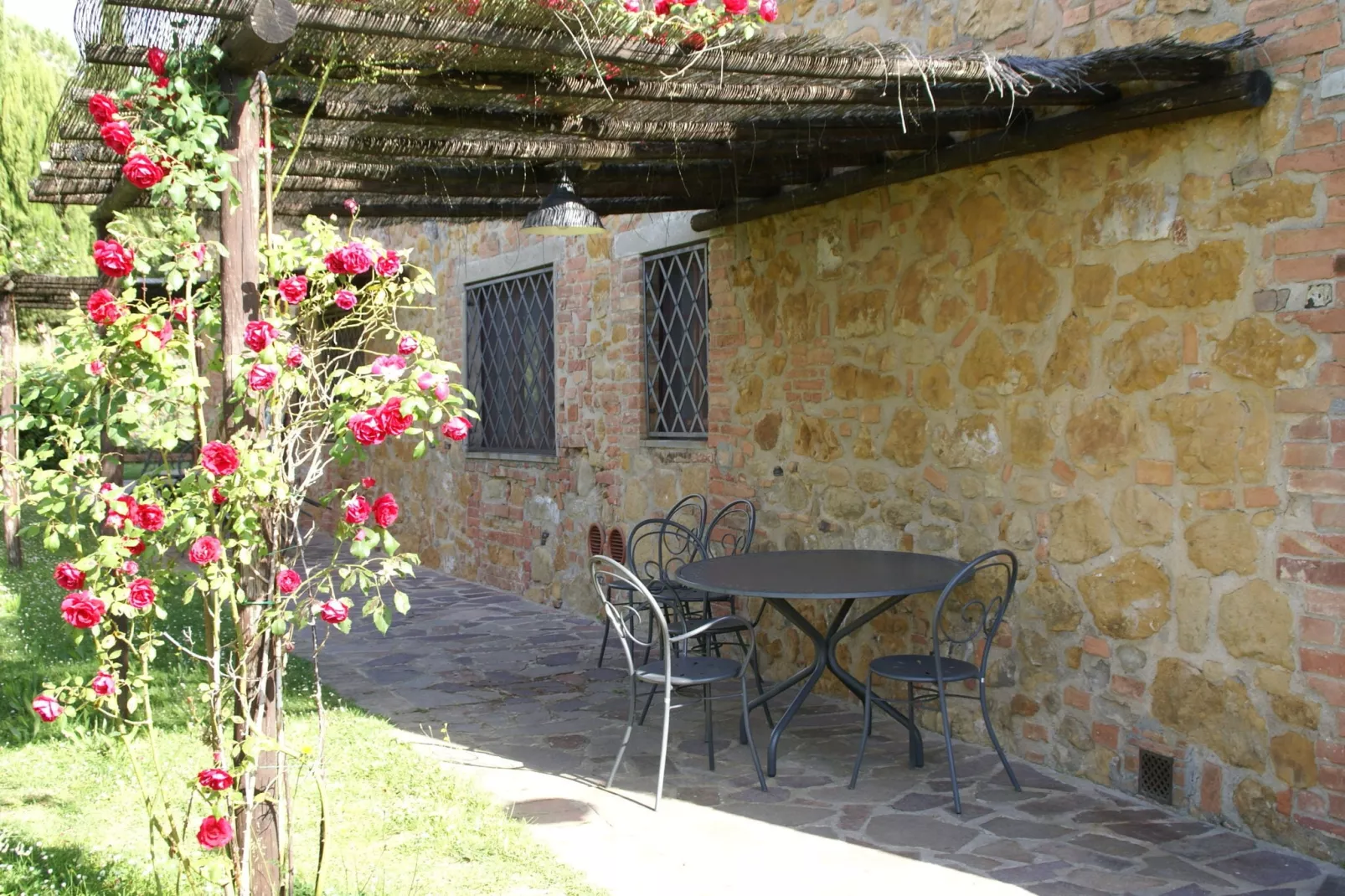 Ruim appartement in Italiaanse stijl ingericht in de heuvels-Terrasbalkon