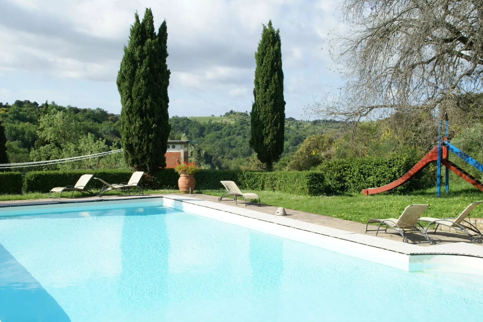 Ruim appartement in Italiaanse stijl ingericht in de heuvels-Parkfaciliteiten