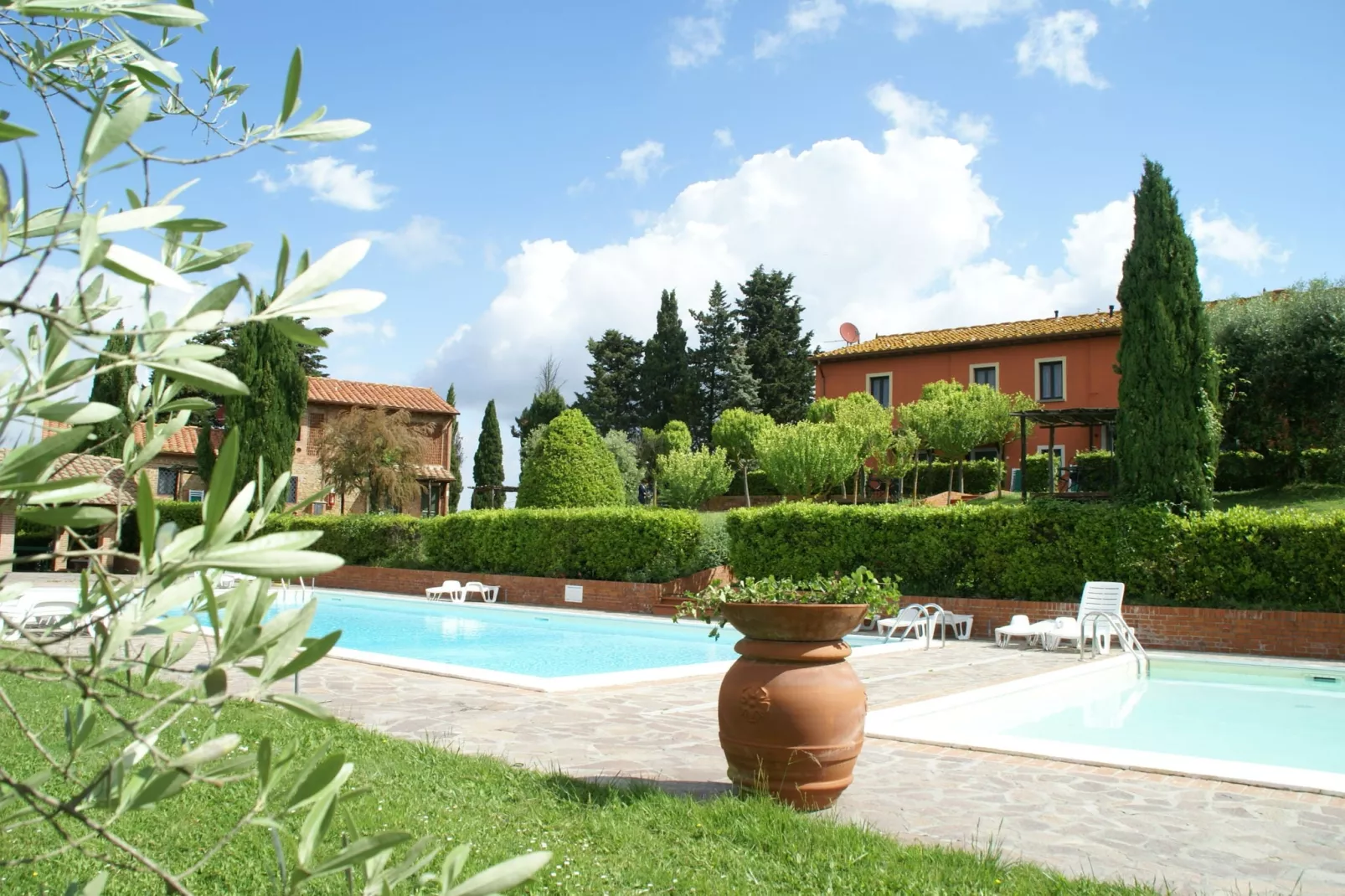 Ruim appartement in Italiaanse stijl ingericht in de heuvels-Parkfaciliteiten