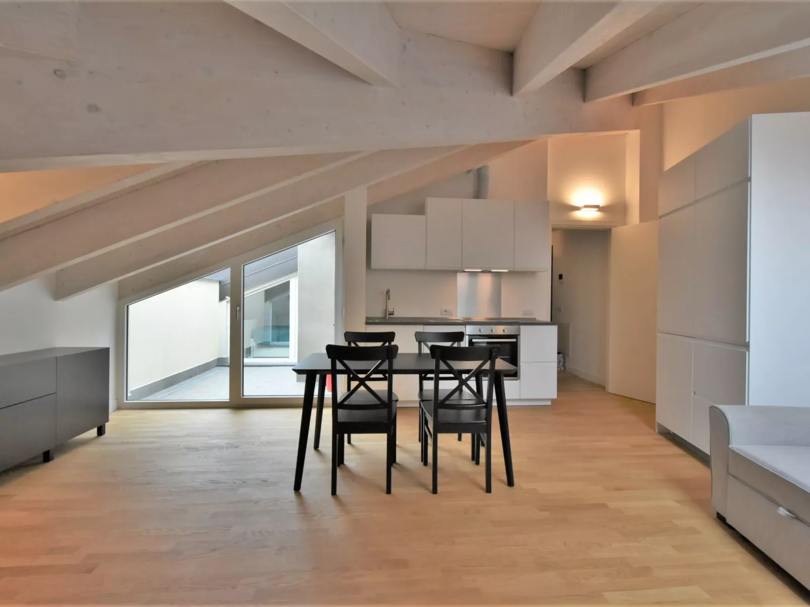 White Attic Terrace-Binnen